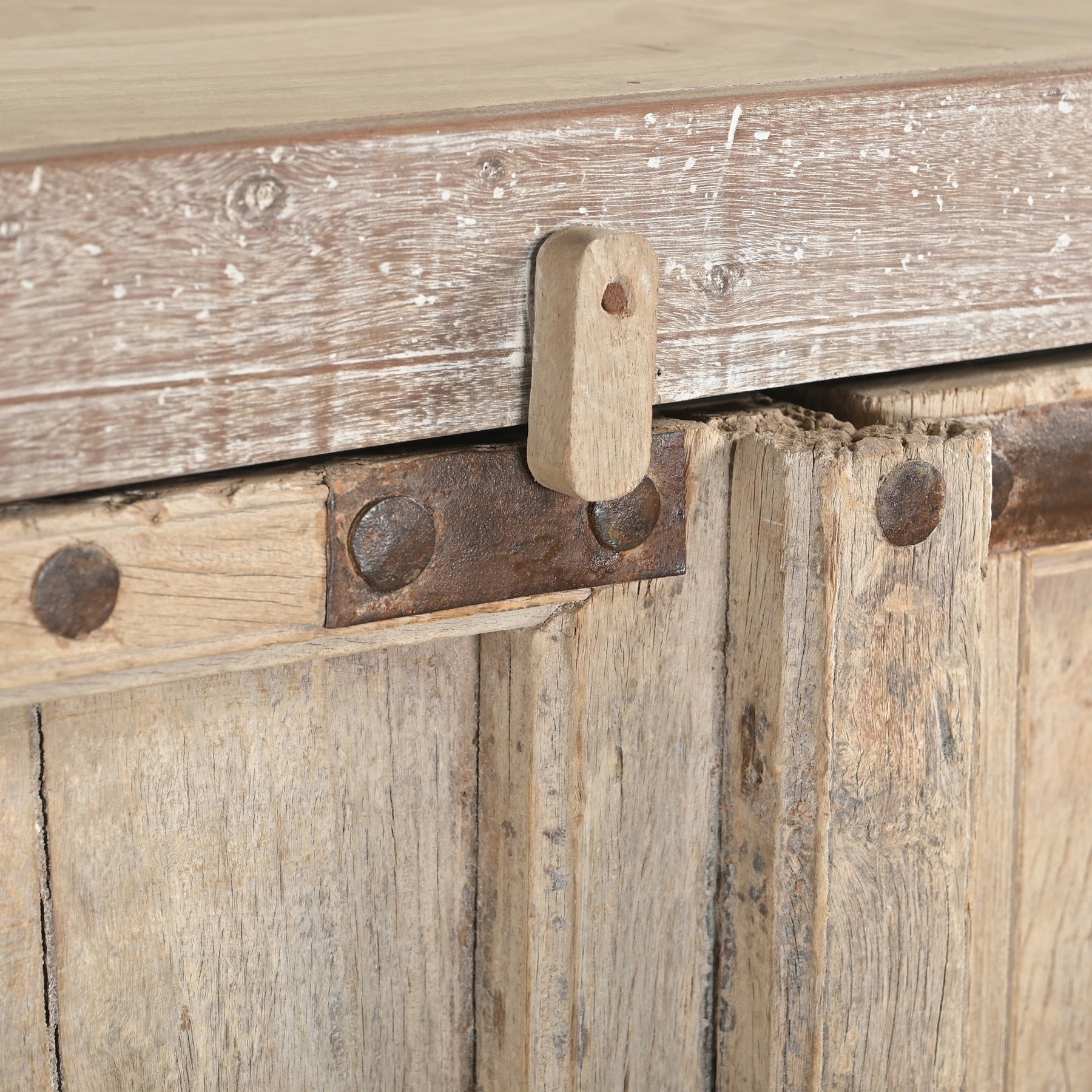 Armoire 200017.136 authentique au meilleur prix. Meubles indiens design et uniques. En stock.