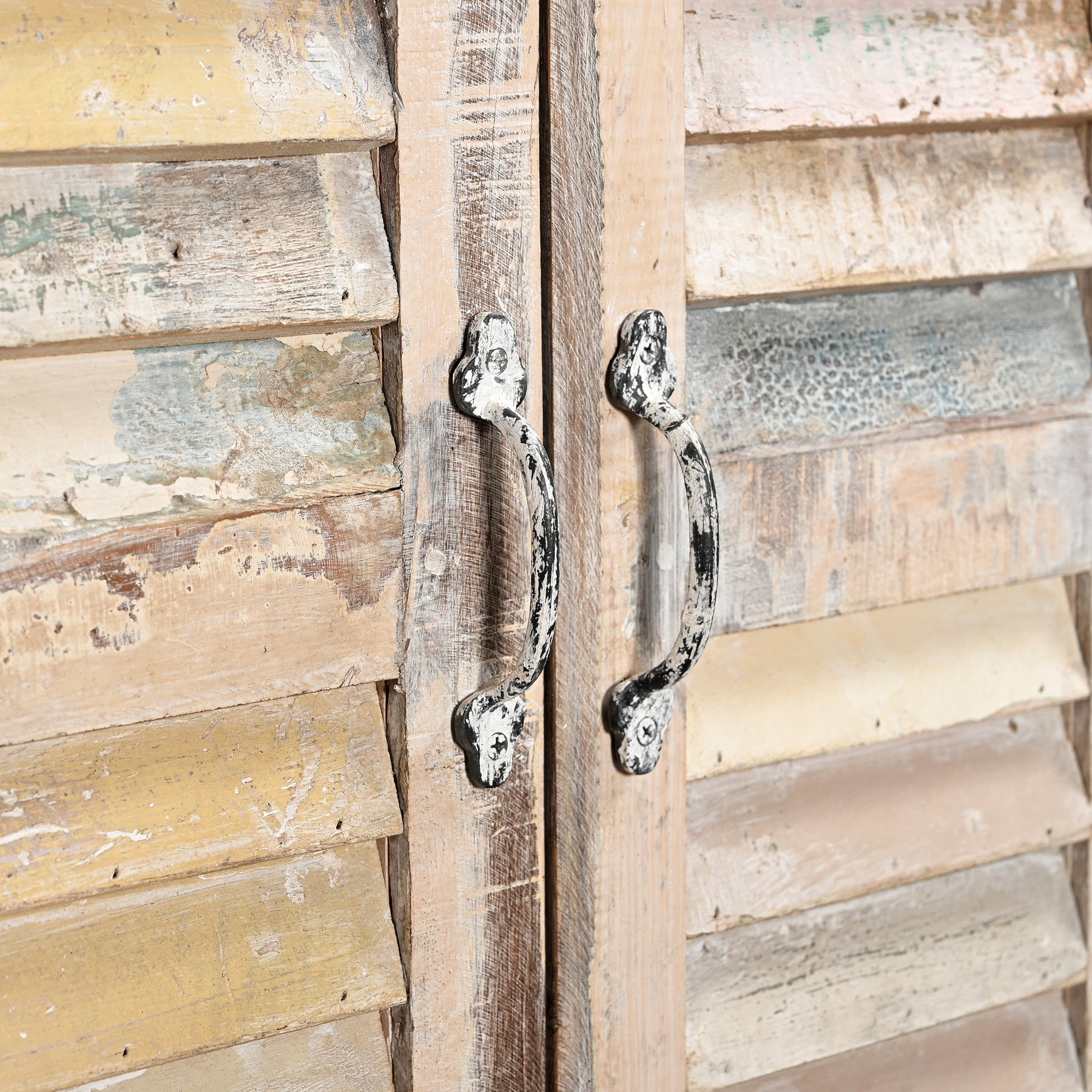 Armoire 200023.141 authentique au meilleur prix. Meubles indiens design et uniques. En stock.