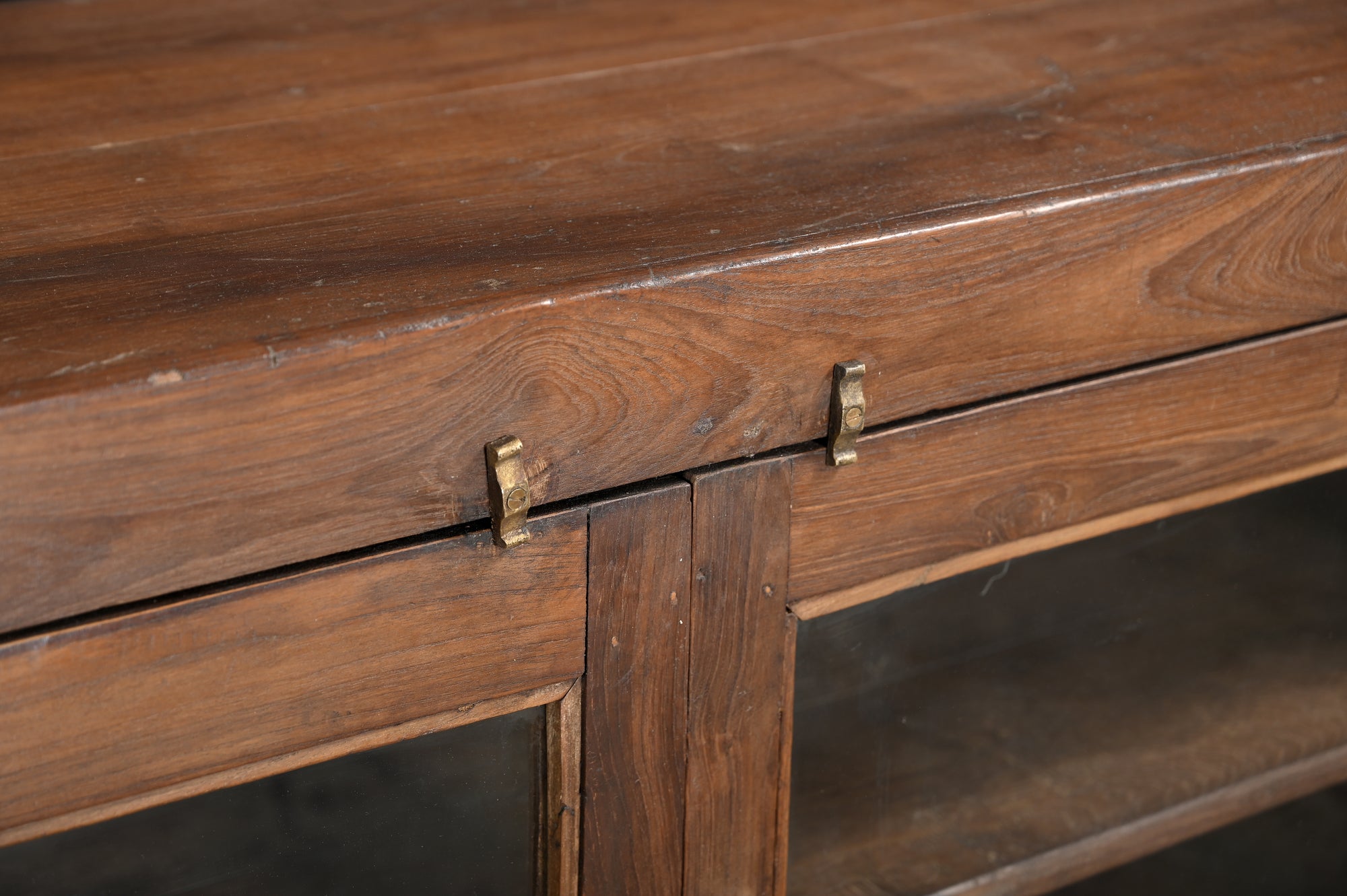 Buffet 201163.153 authentique au meilleur prix. Meubles indiens design et uniques. En stock.