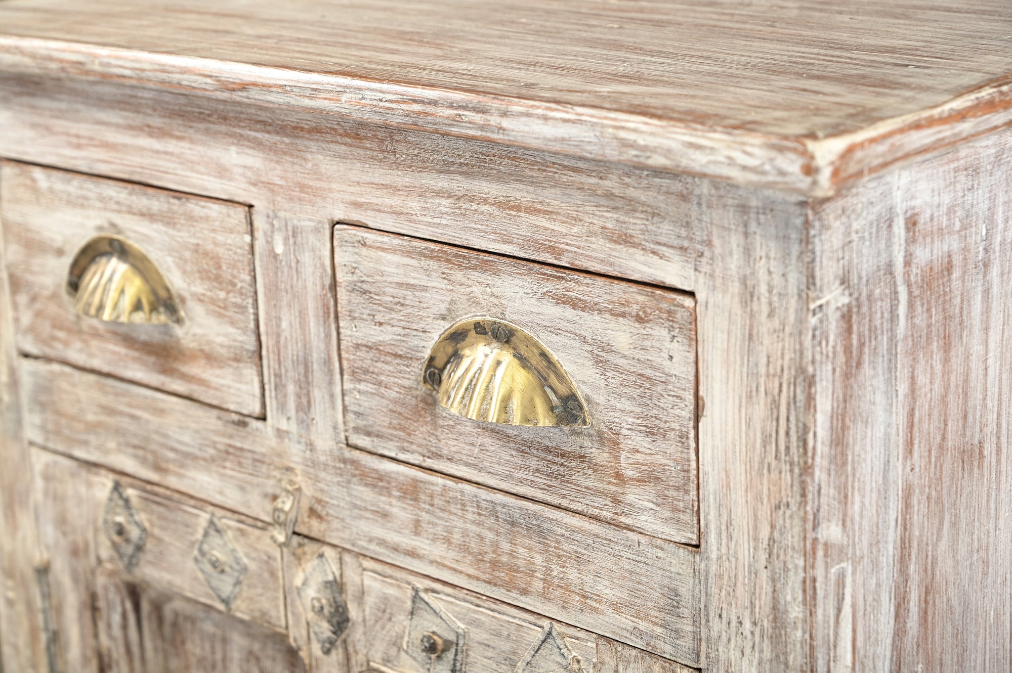 Buffet 201180.111 authentique au meilleur prix. Meubles indiens design et uniques. En stock.
