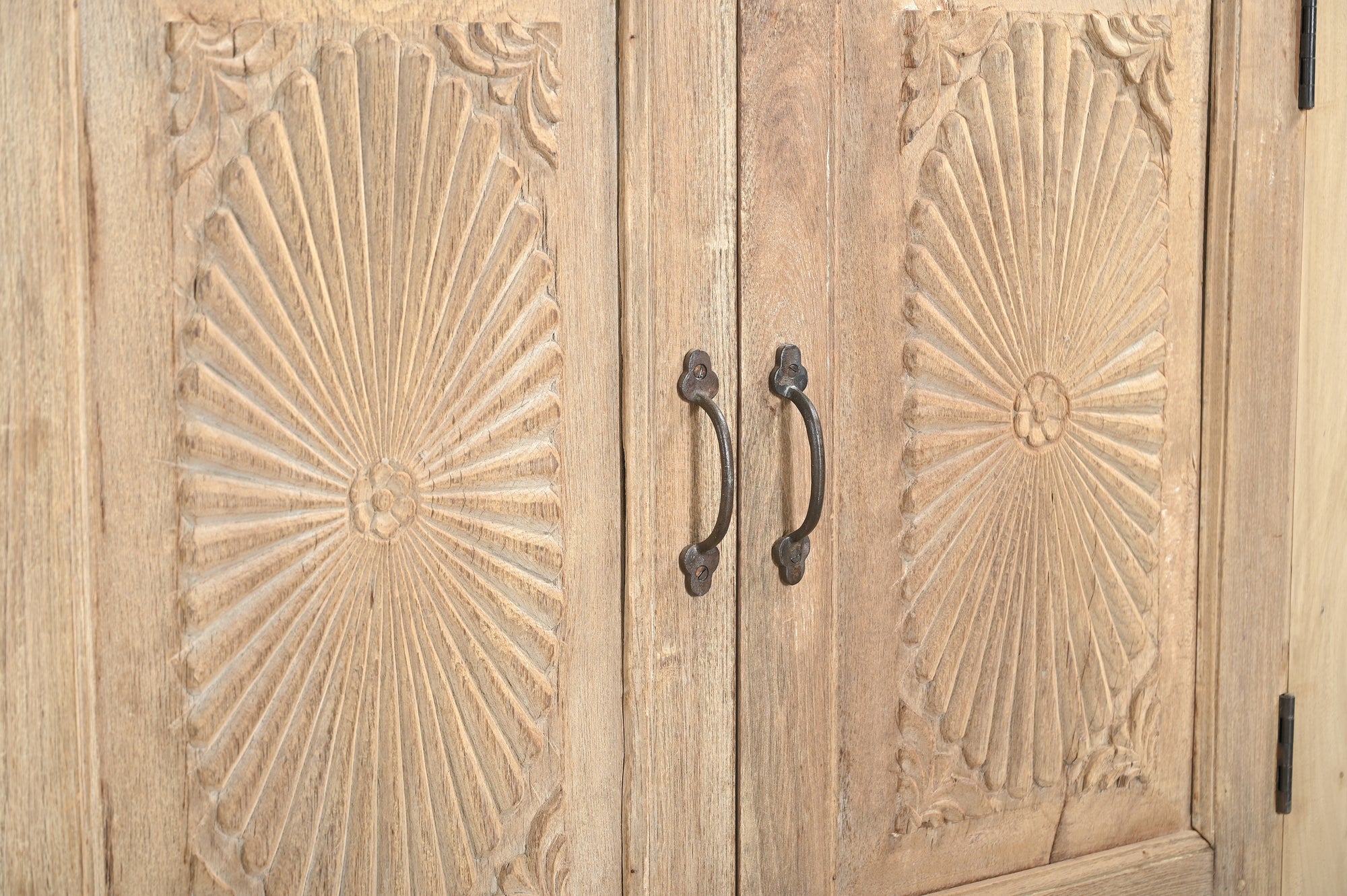 Buffet 201190.361 authentique au meilleur prix. Meubles indiens design et uniques. En stock.