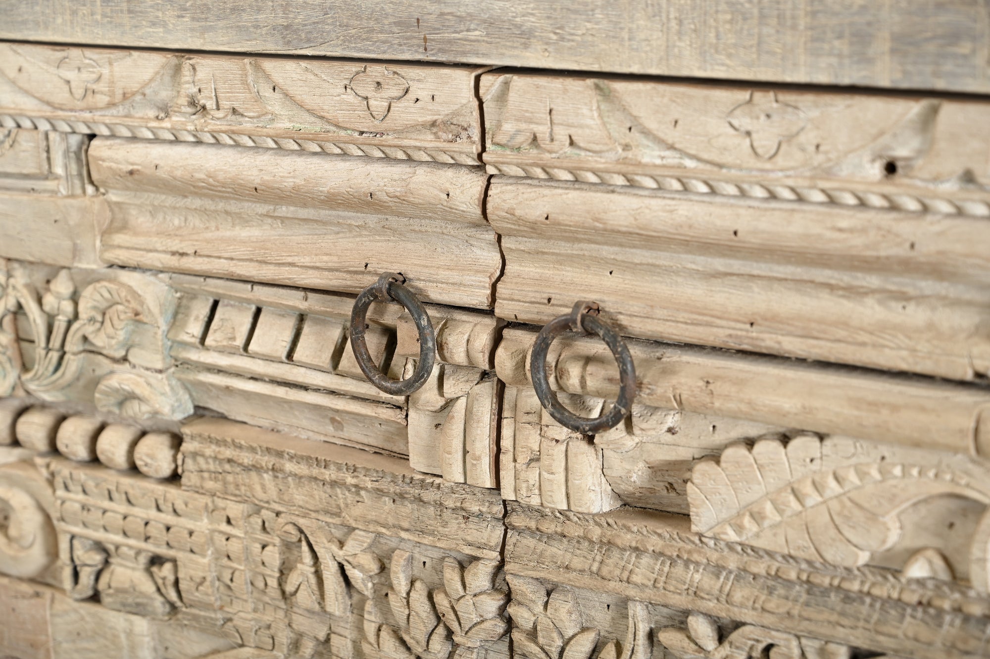 Buffet 201223.341 authentique au meilleur prix. Meubles indiens design et uniques. En stock.