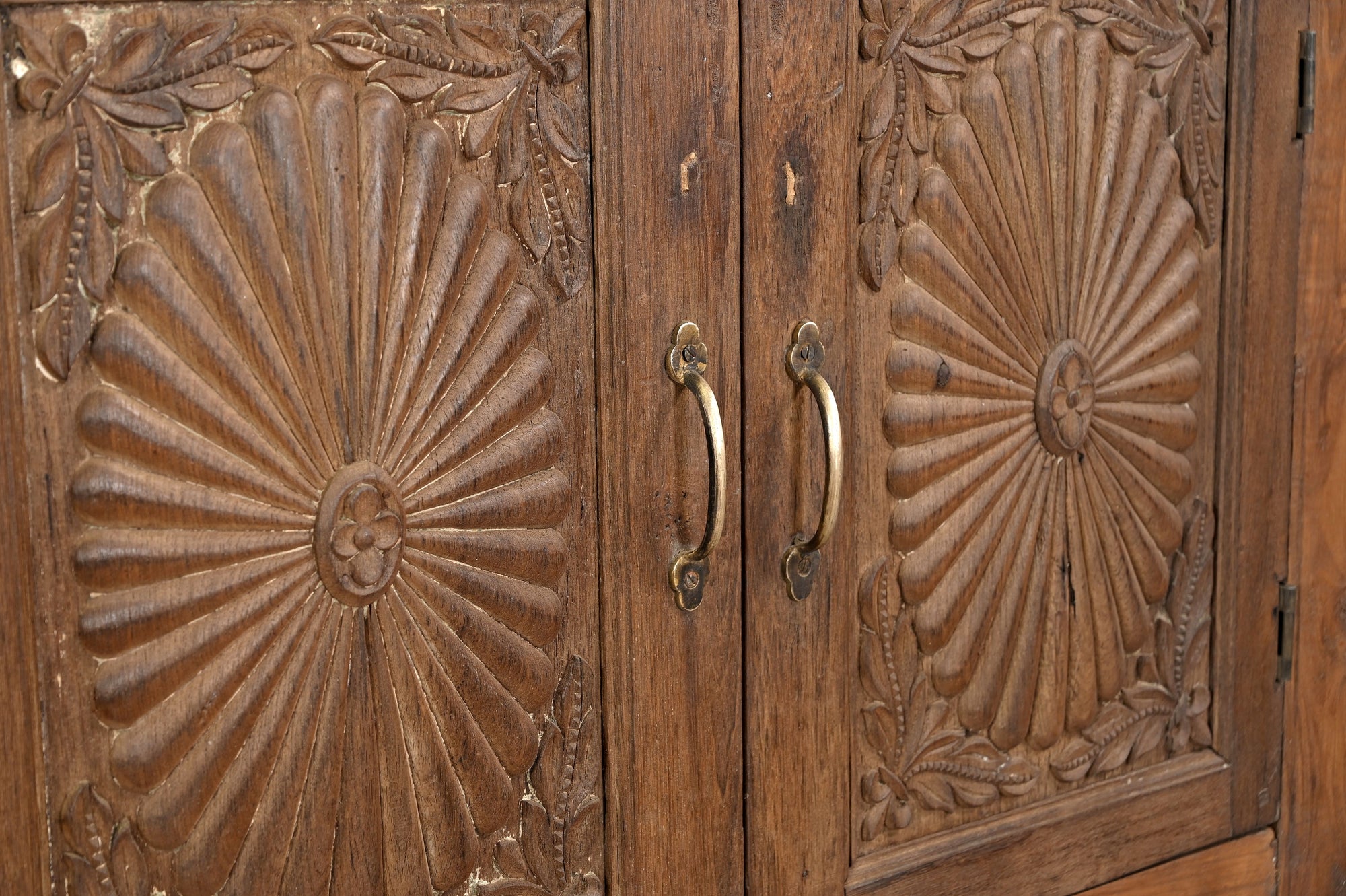 Buffet 201244.190 authentique au meilleur prix. Meubles indiens design et uniques. En stock.