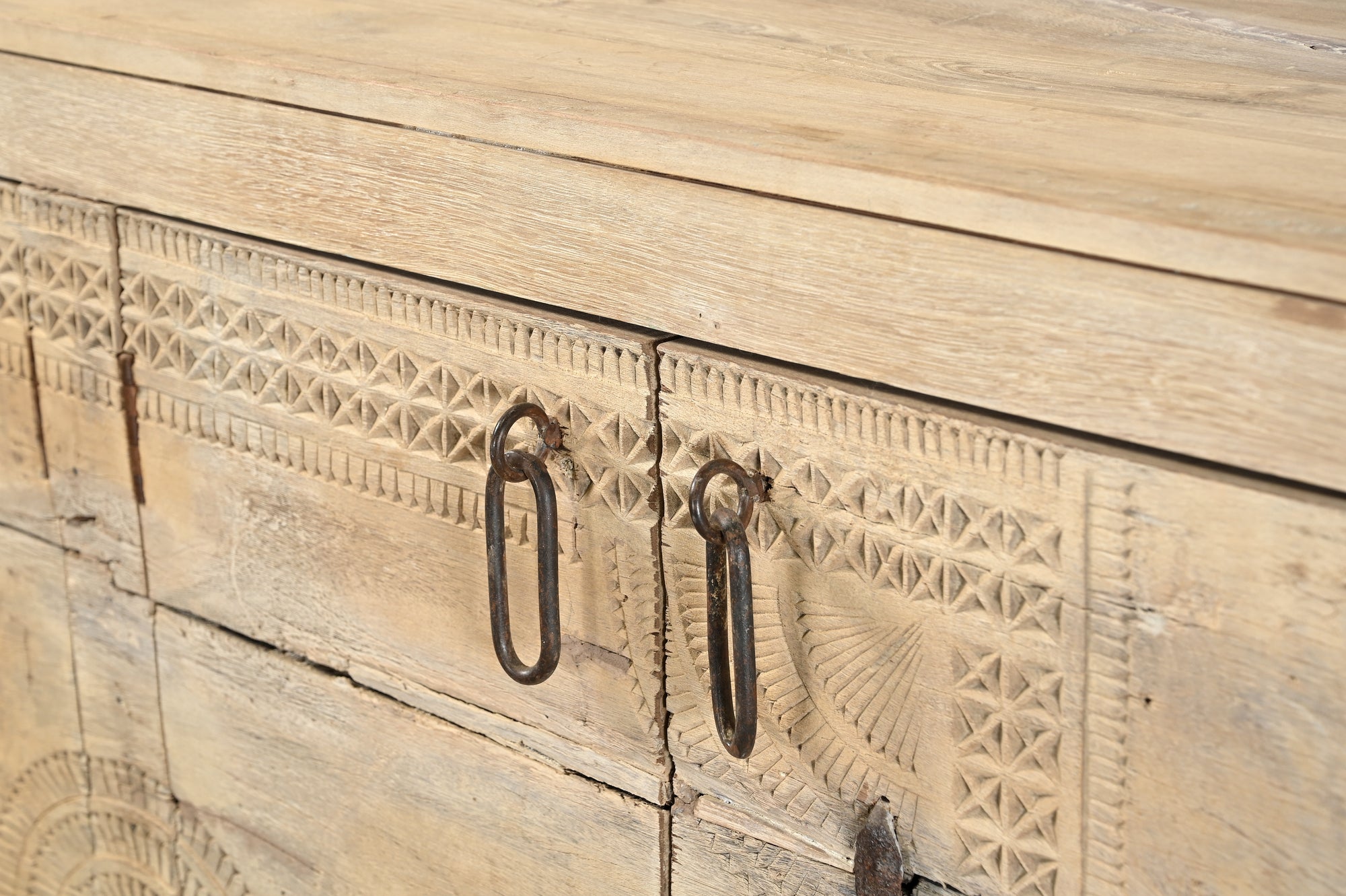 Buffet 201248.278 authentique au meilleur prix. Meubles indiens design et uniques. En stock.