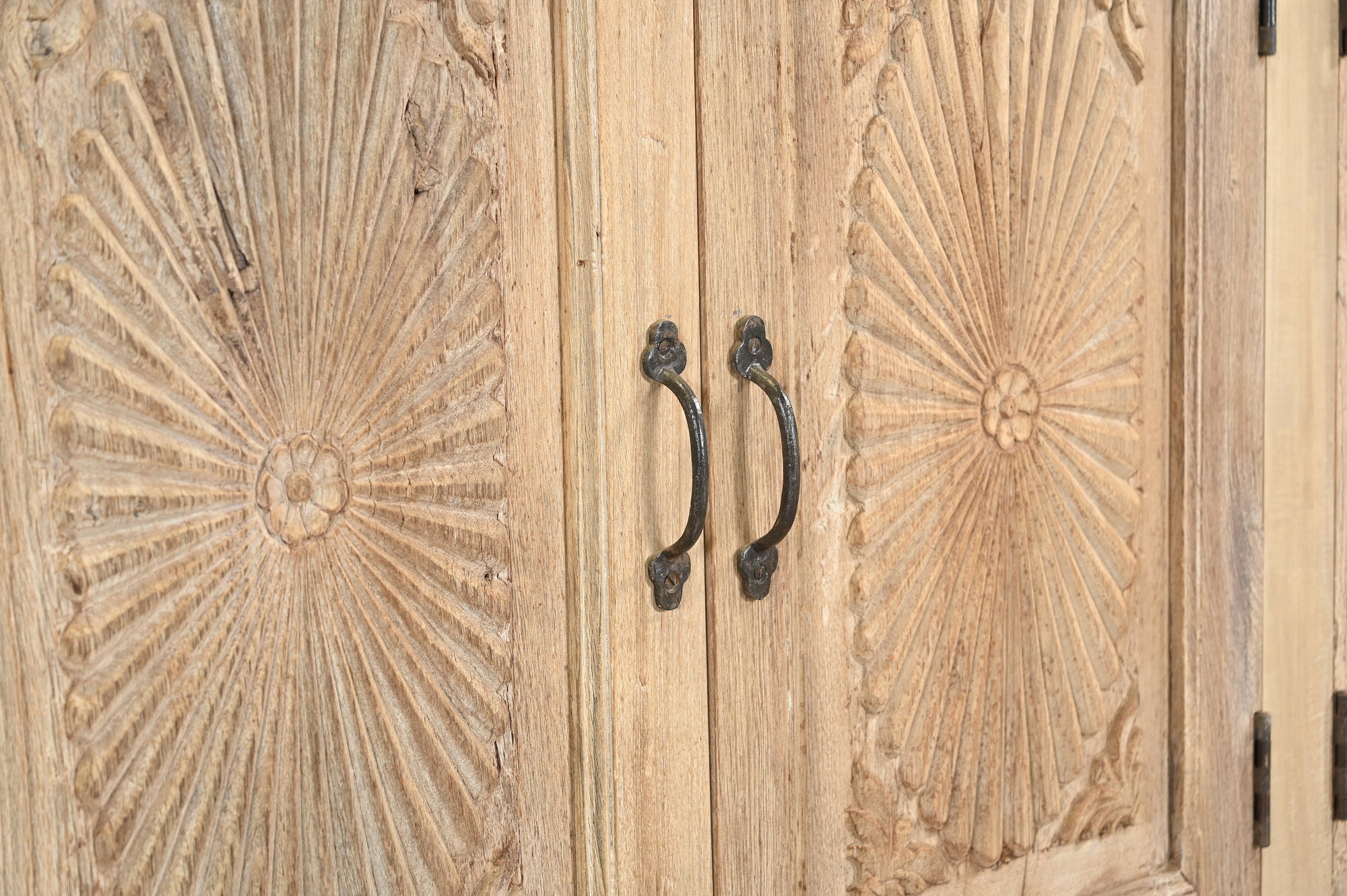 Buffet 201249.350 authentique au meilleur prix. Meubles indiens design et uniques. En stock.