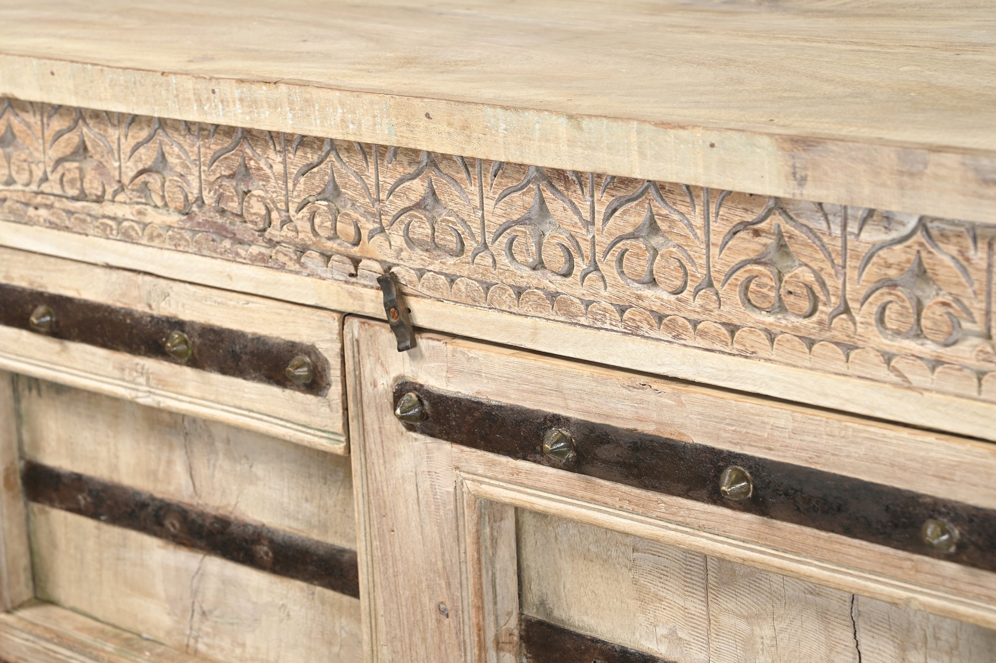 Buffet 201278.221 authentique au meilleur prix. Meubles indiens design et uniques. En stock.