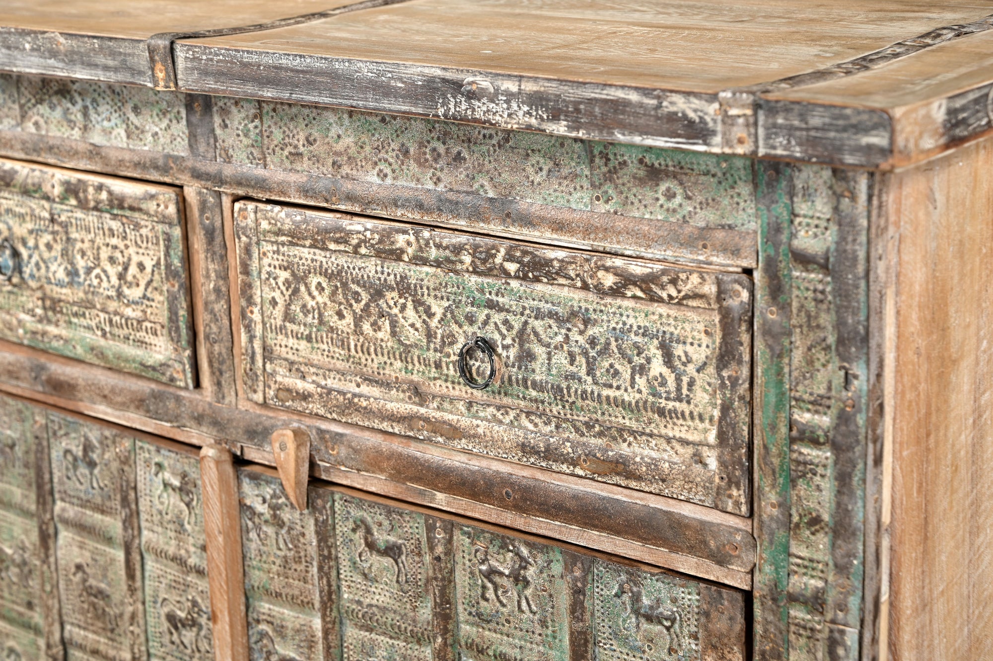 Buffet 201284.181 authentique au meilleur prix. Meubles indiens design et uniques. En stock.