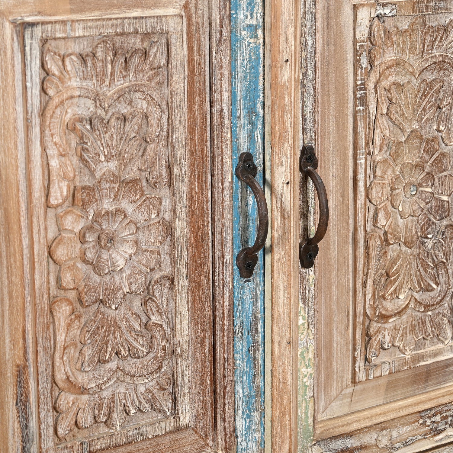 Buffet 202321.97 authentique au meilleur prix. Meubles indiens design et uniques. En stock.