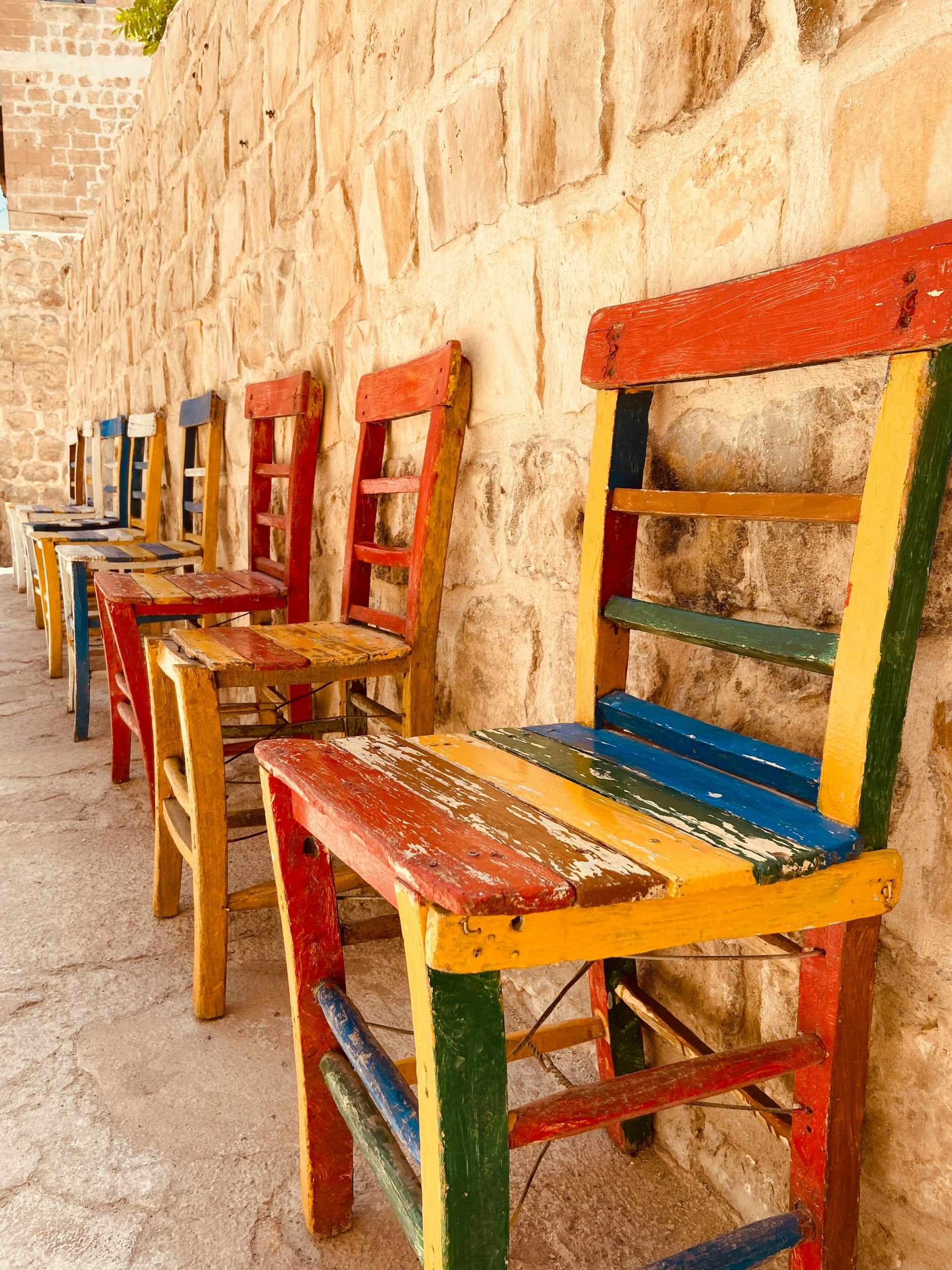 Vieille chaise en bois avant et après peinture