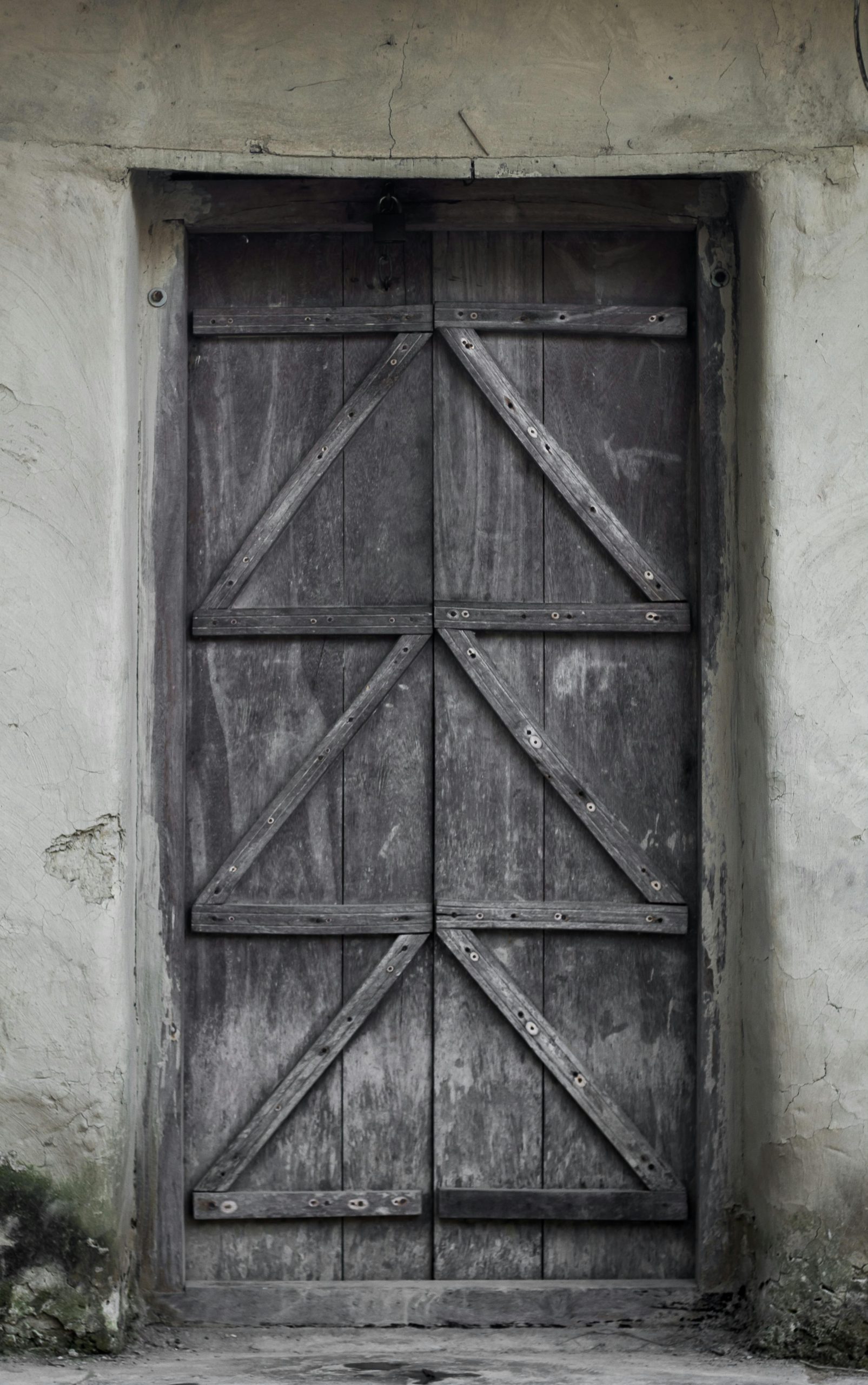 Restauration de vieille porte en bois massif