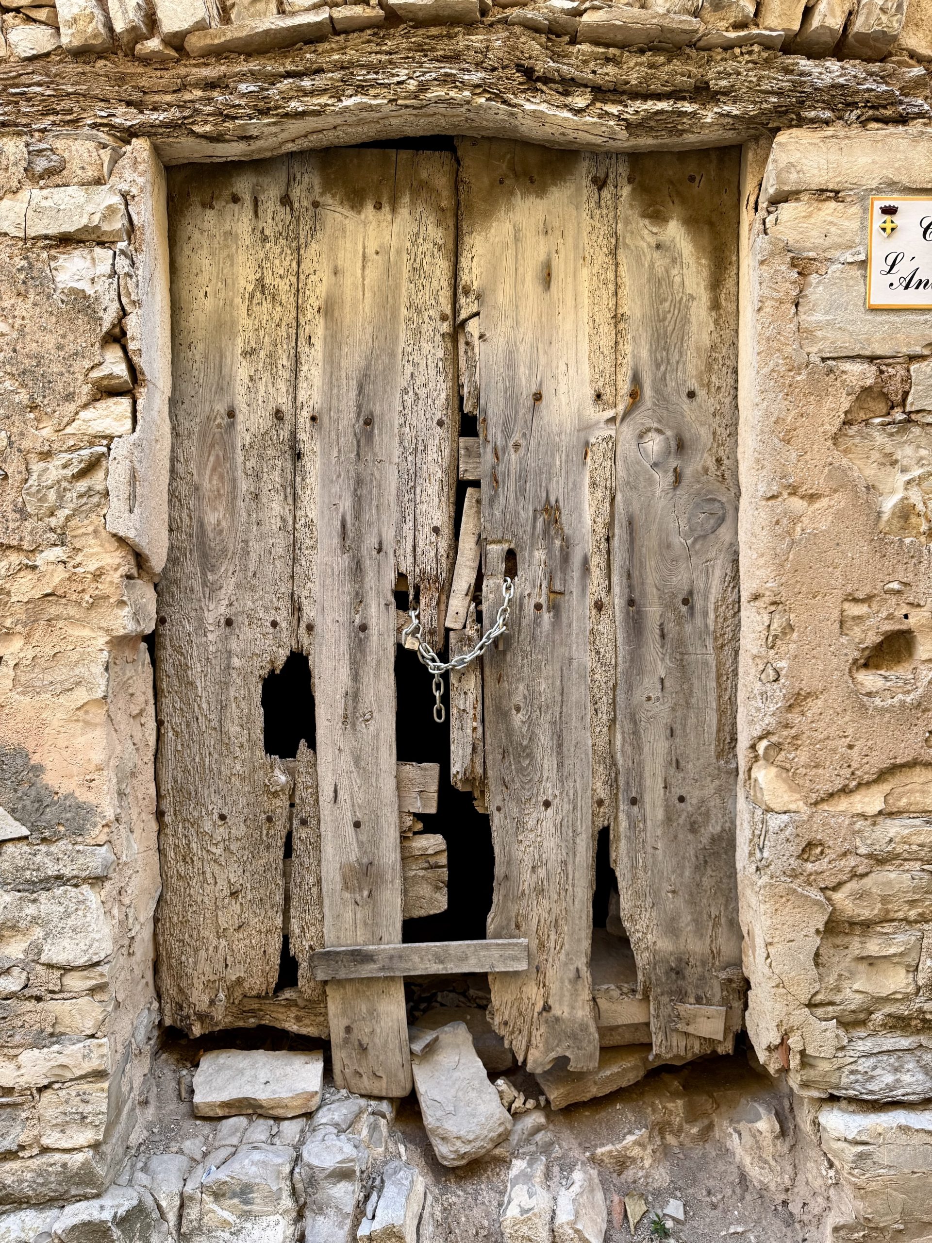 Étapes de restauration d'une porte en bois
