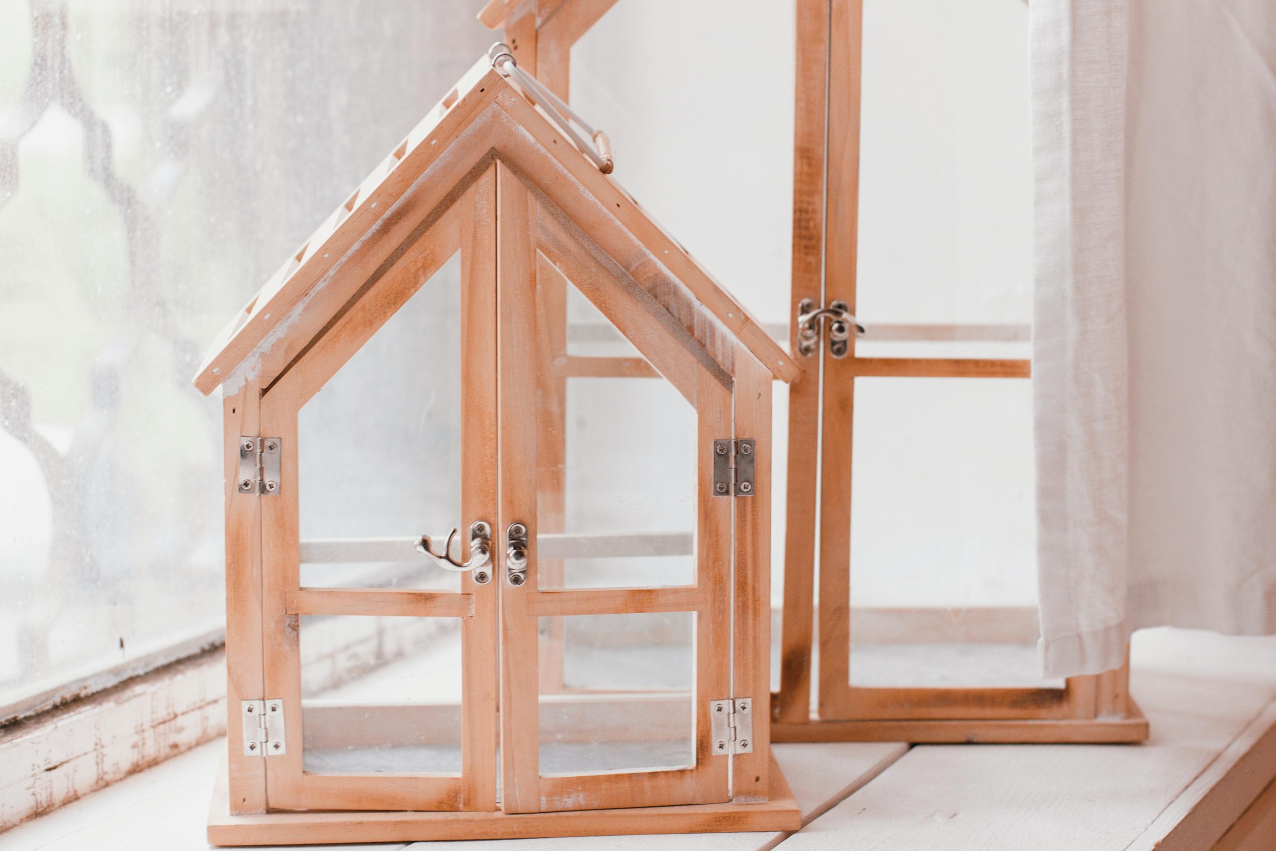 Pourquoi choisir une vitrine en bois pour son commerce ?