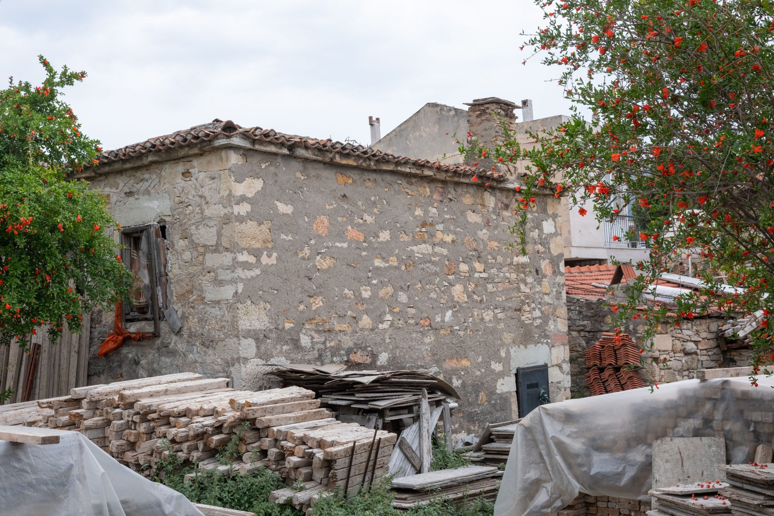 Ancienne maison pierre entourée verdure Turquie