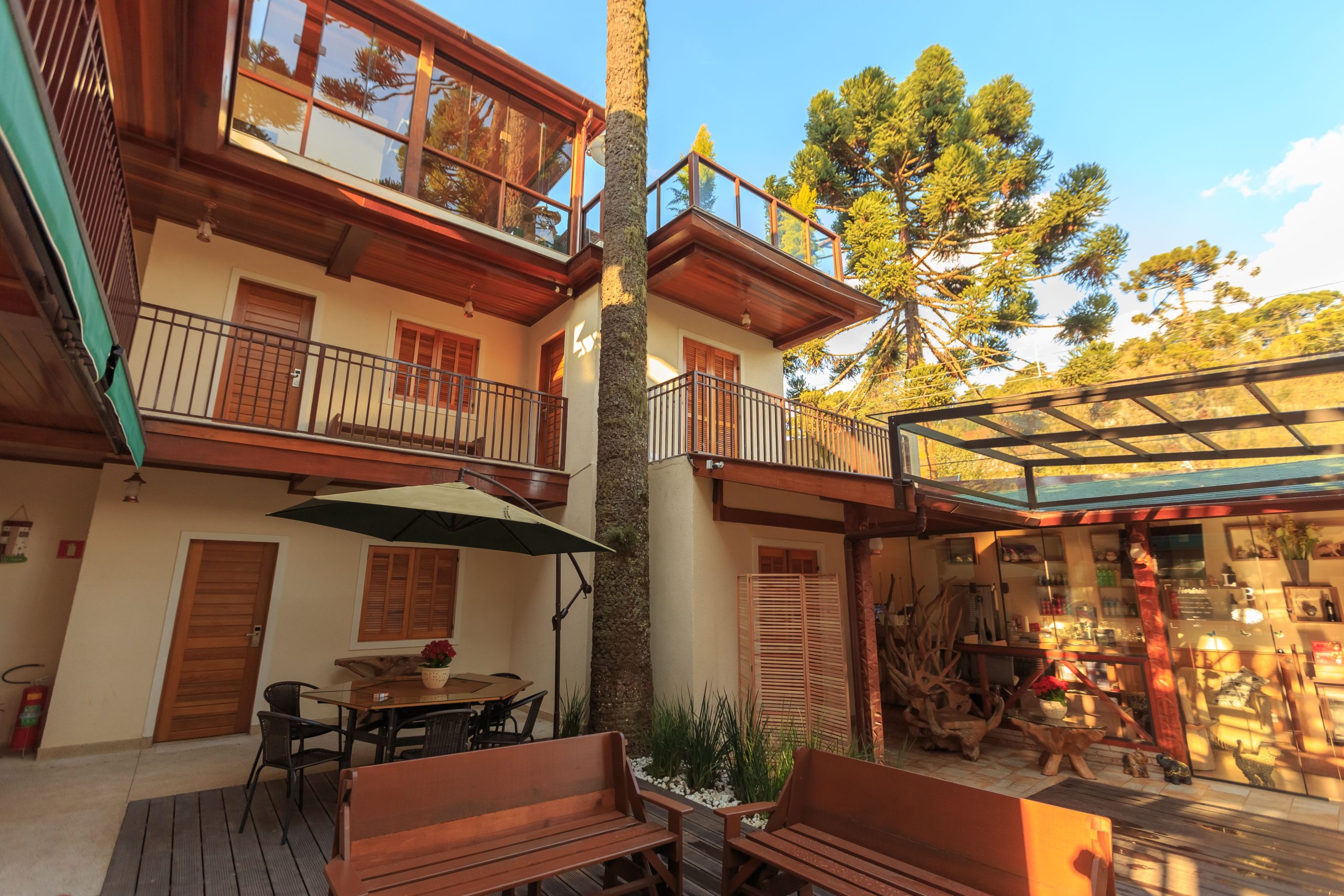 Terrasse bois moderne avec mobilier outdoor naturel