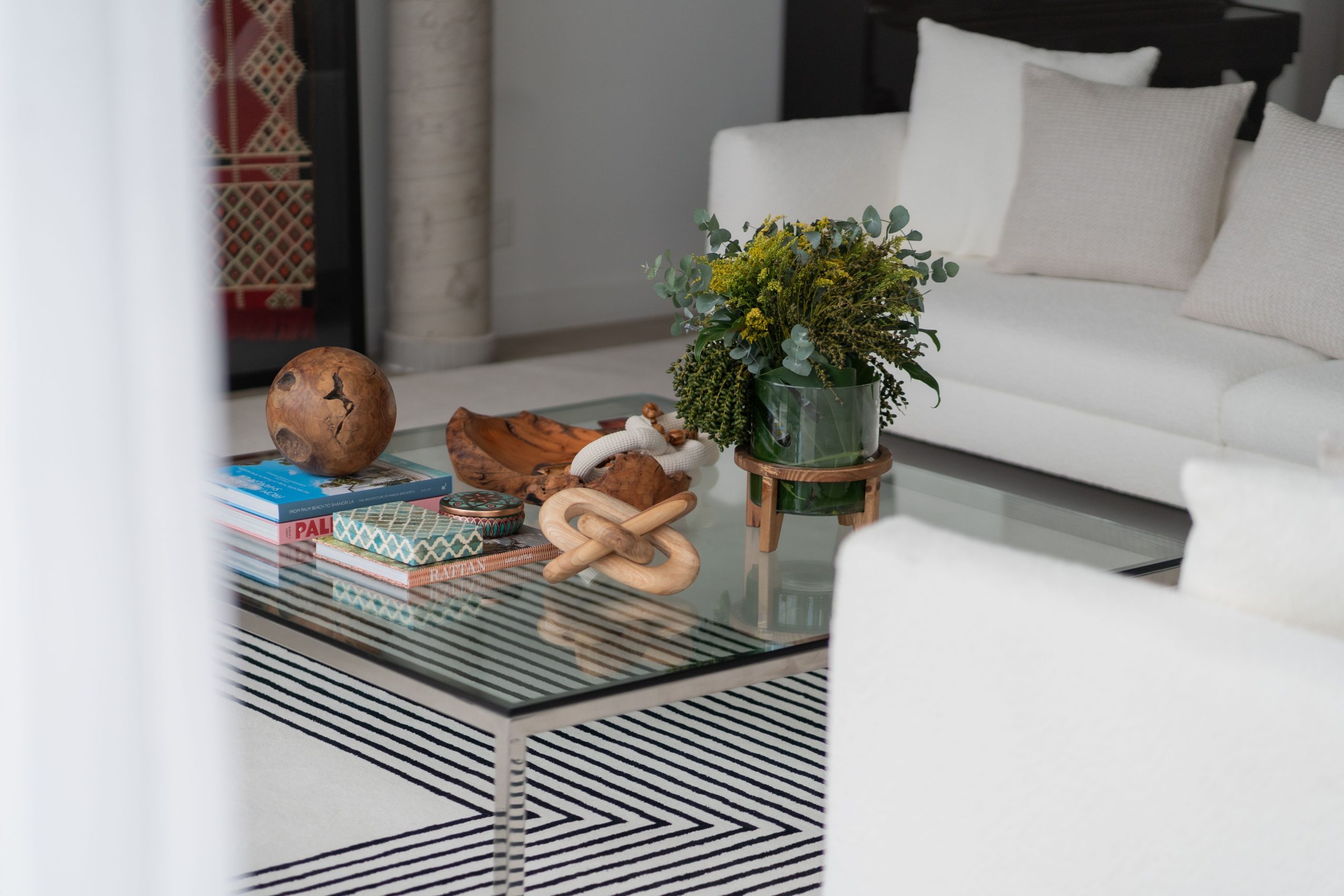Salon stylé avec table basse et plantes