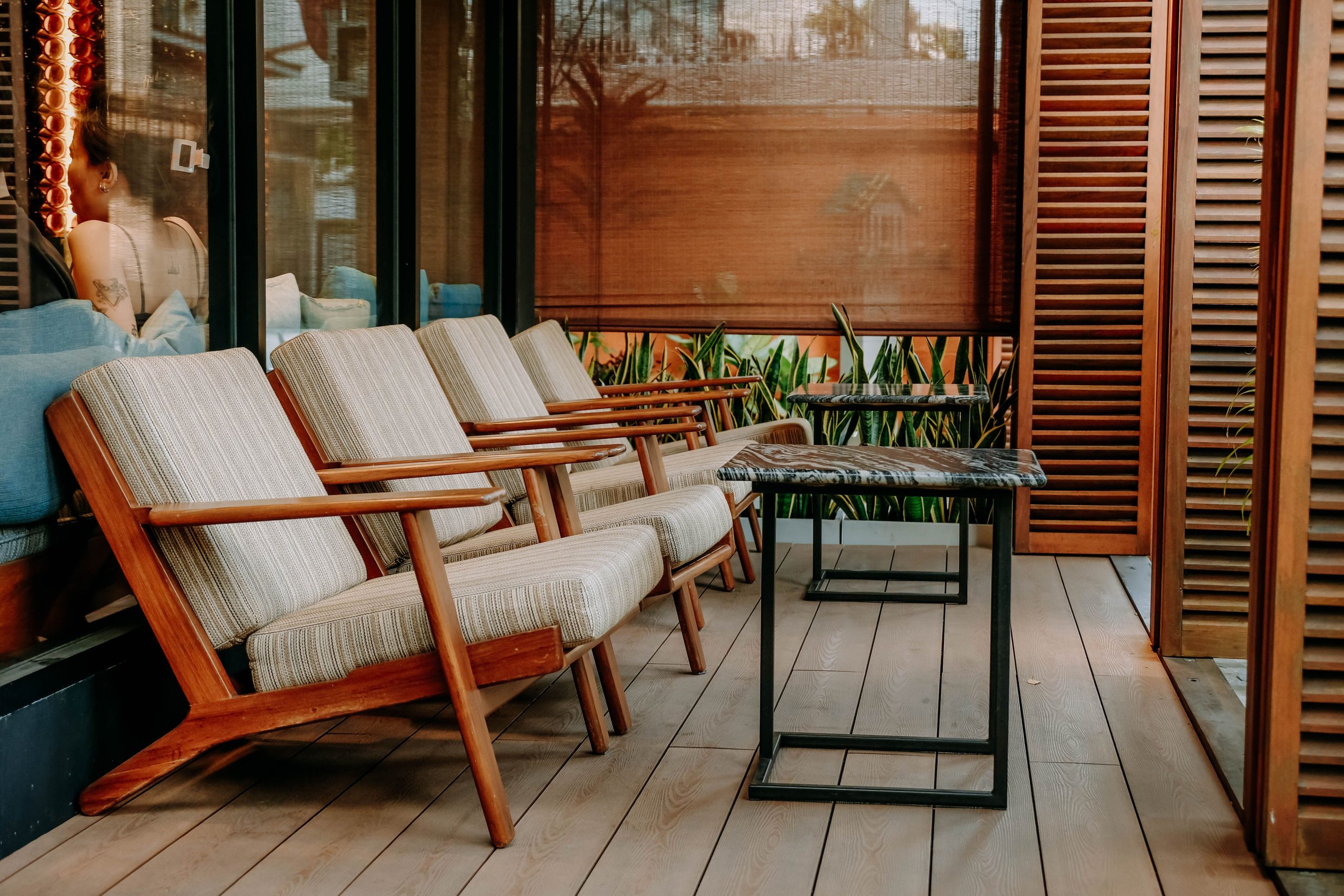 Terrasse extérieure chic avec chaises et tables en bois