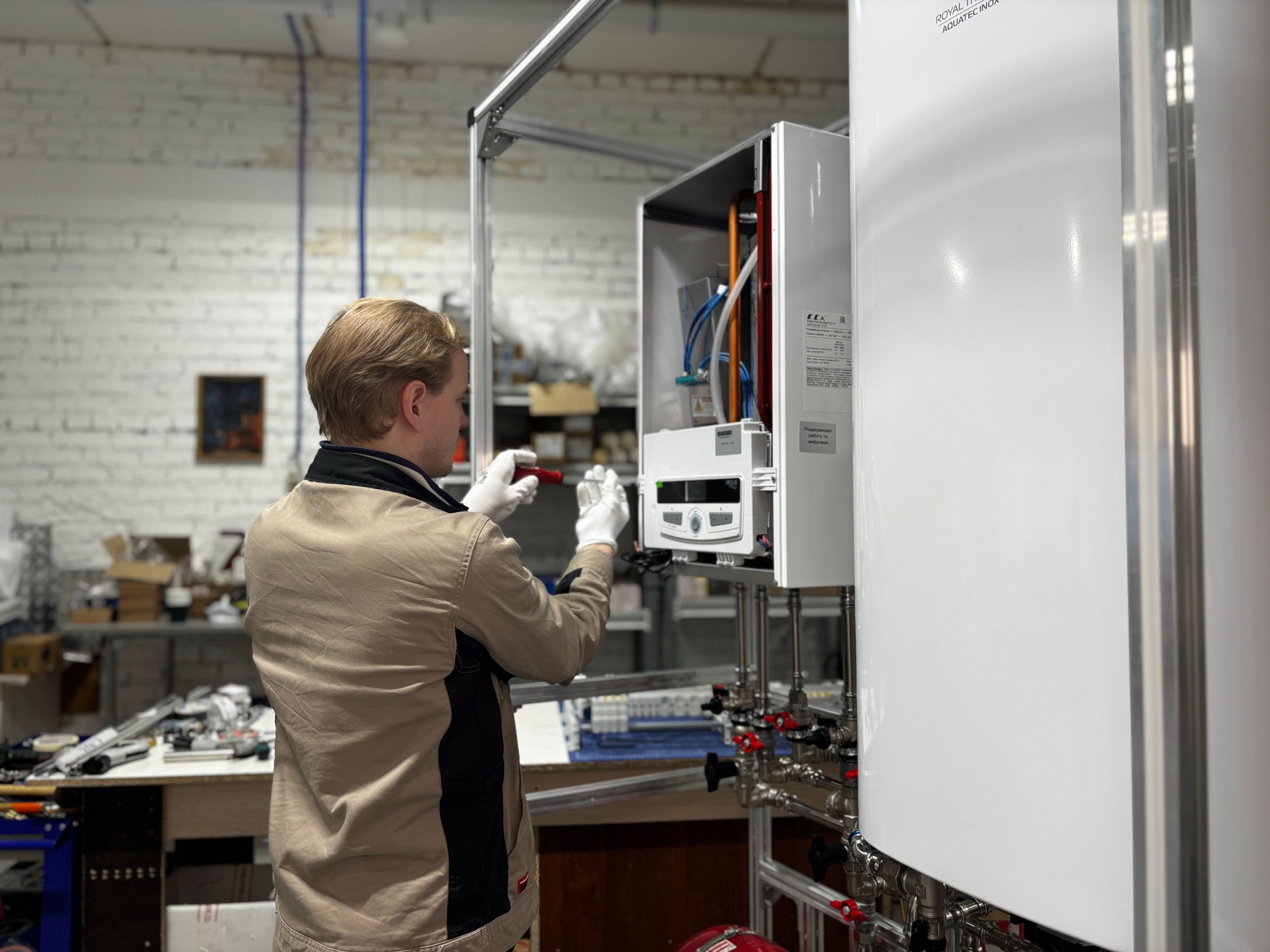 Technicien inspecte système chauffage atelier