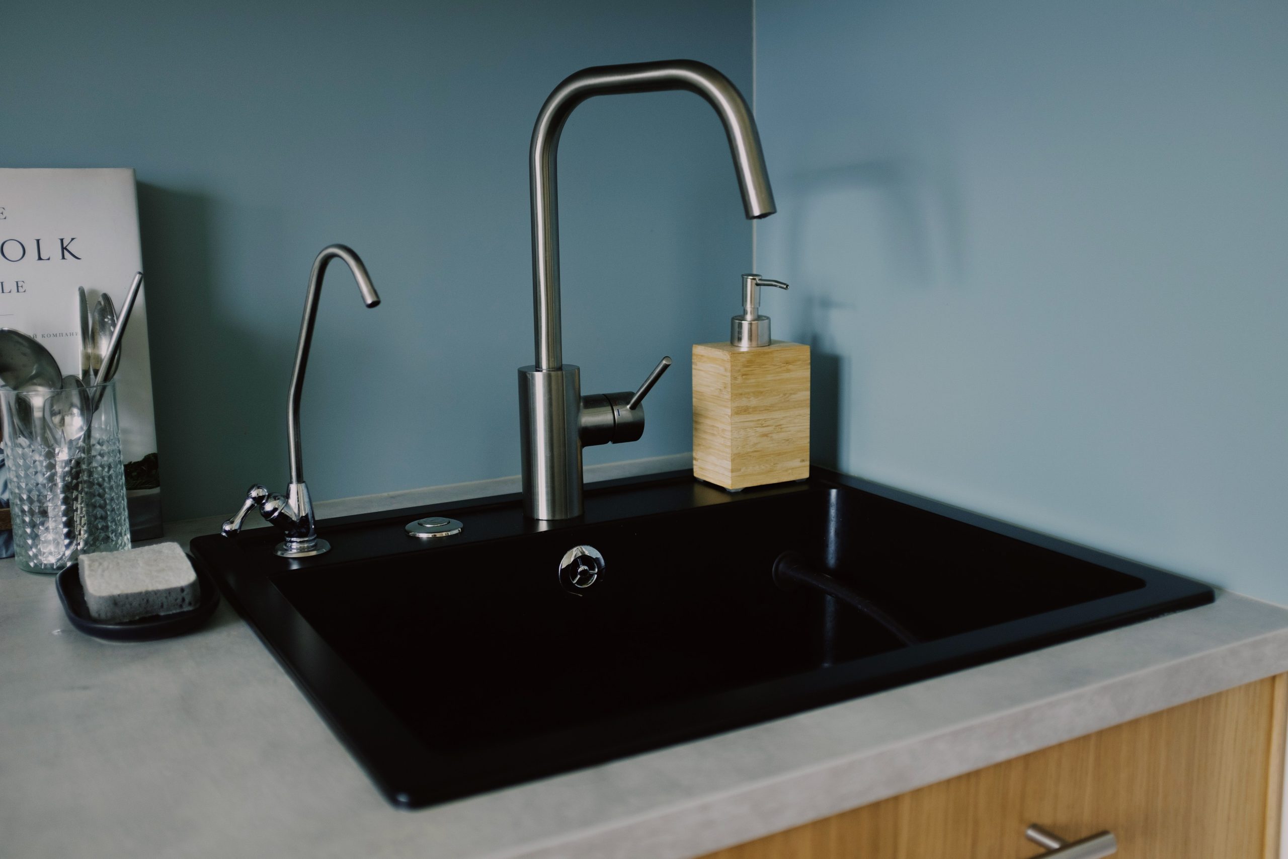 Évier moderne avec robinet et distributeur savon