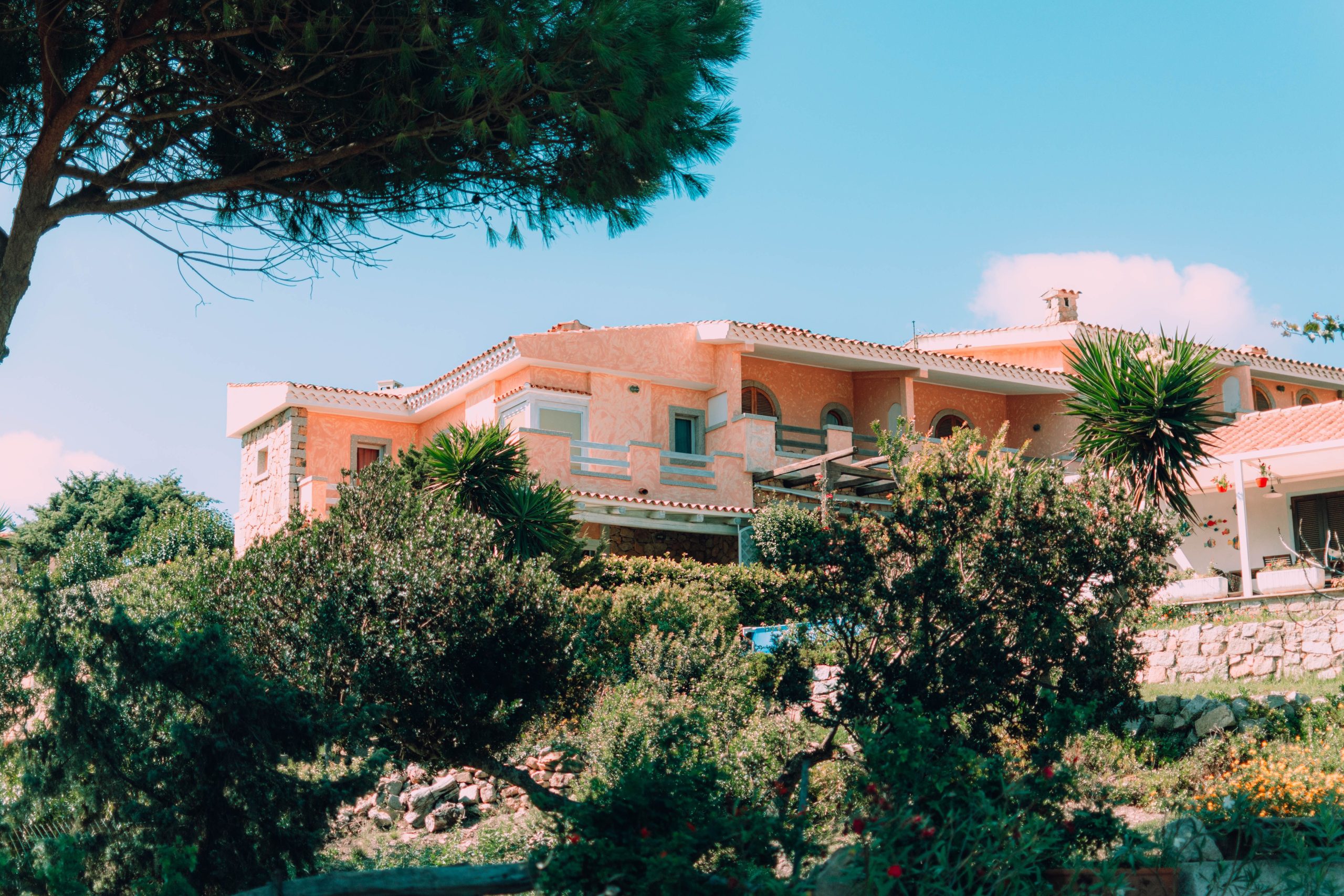 Maison Claire Chazal jardin méditerranéen luxuriant Corse