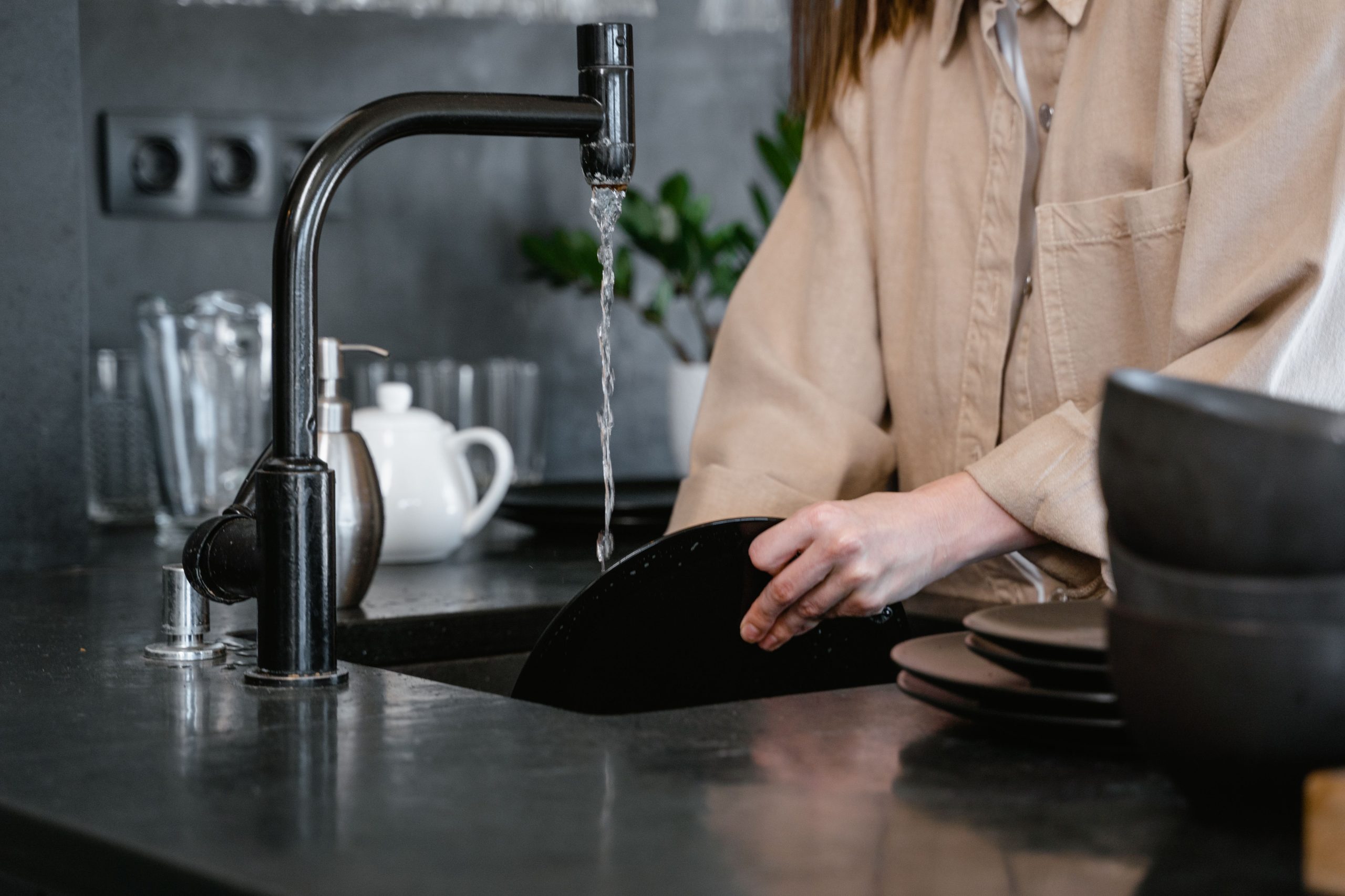 Personne lavant la vaisselle en cuisine