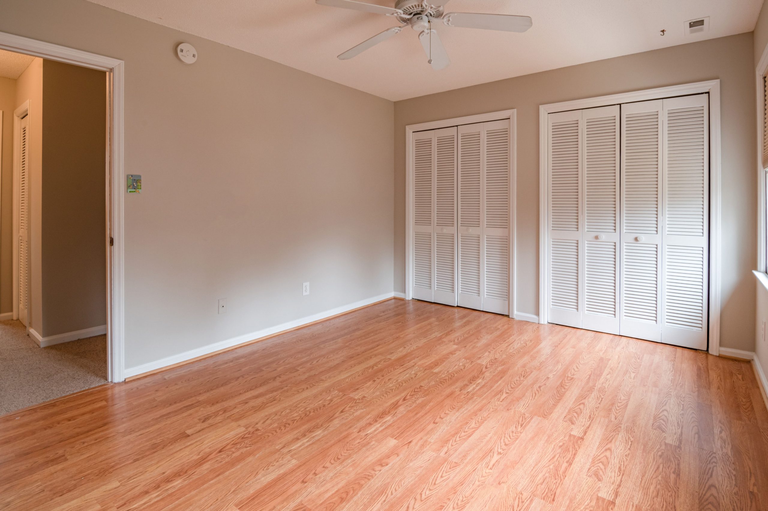 Pièce spacieuse parquet bois clair design