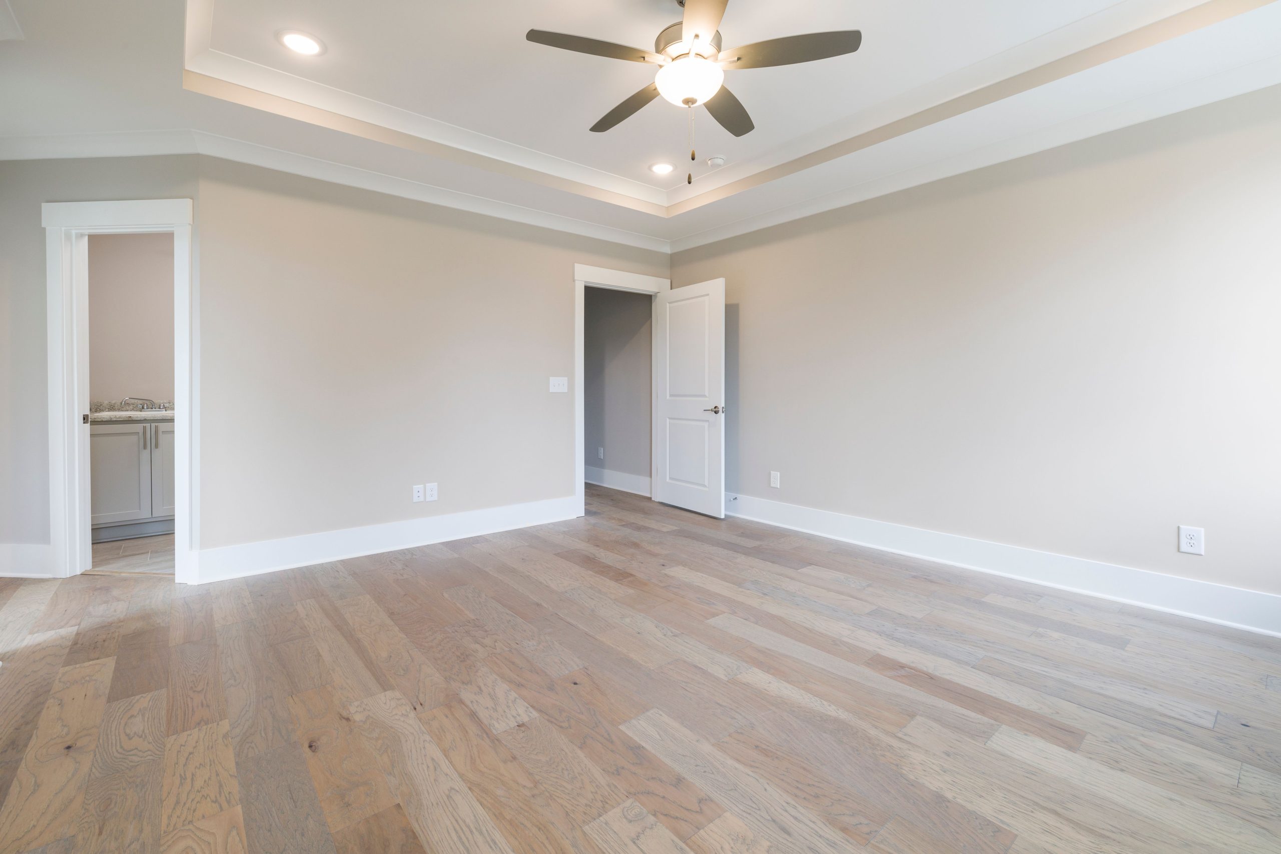 Quelle couleur de plinthe choisir avec un parquet bois ?