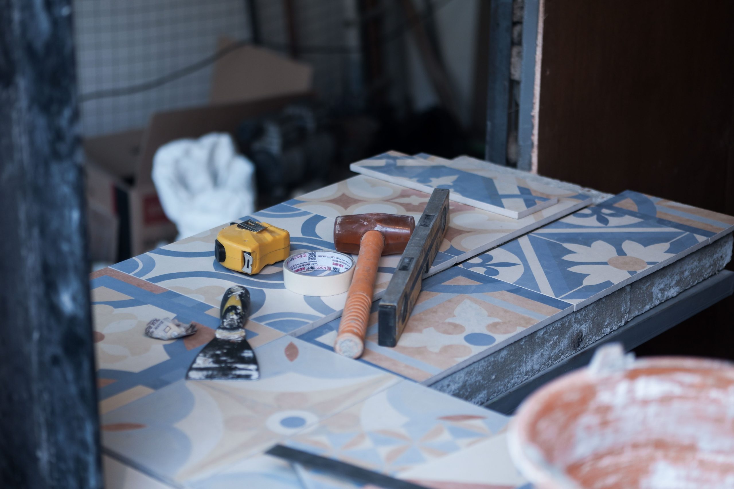 Outils carrelage chantier truelle mesure adhesif