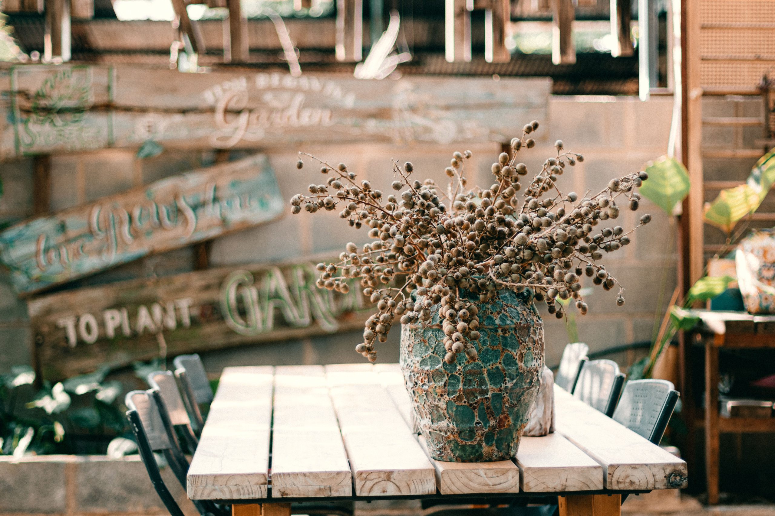 Pourquoi choisir une table basse en vieux bois ?