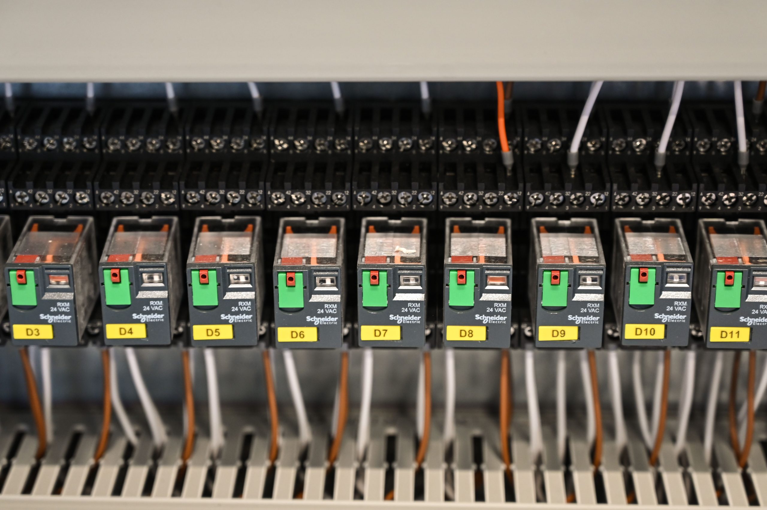Relais électriques dans panneau industriel