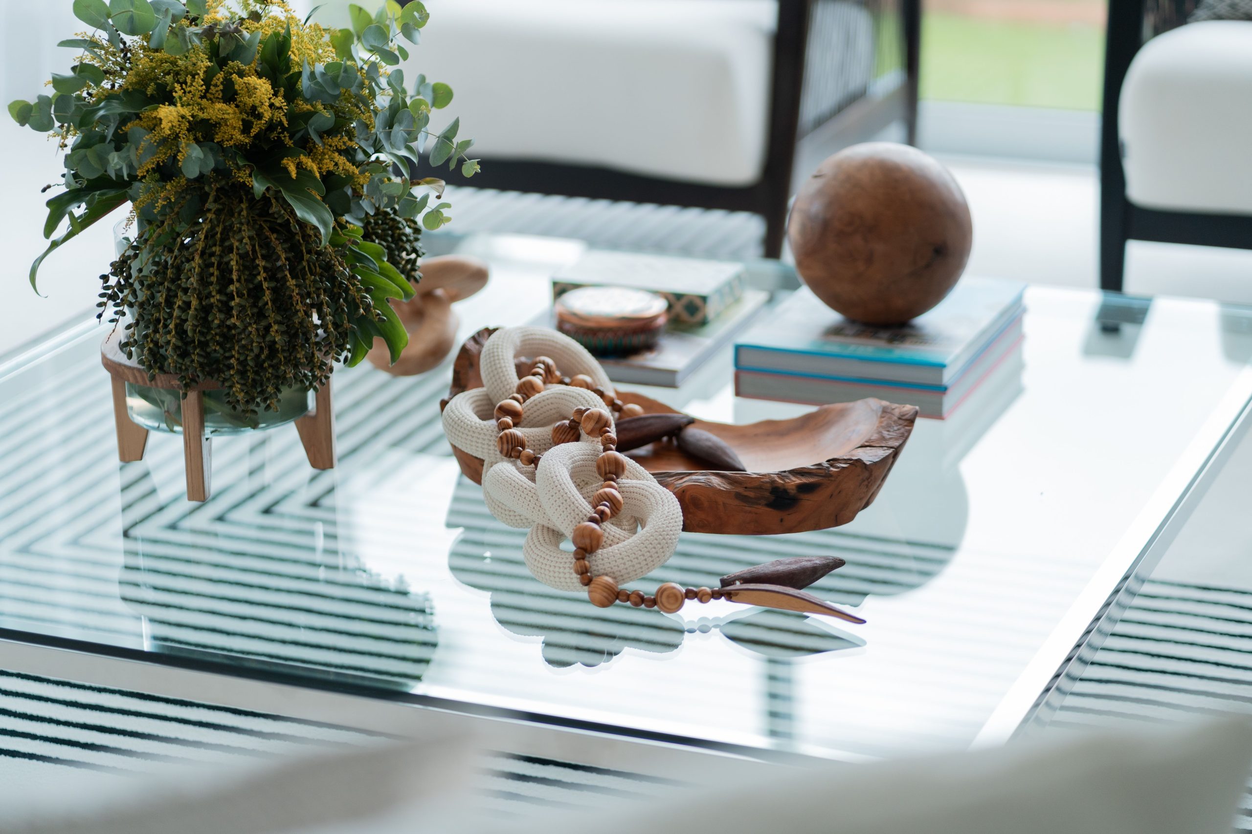 Table basse rustique en bois avec plantes vertes