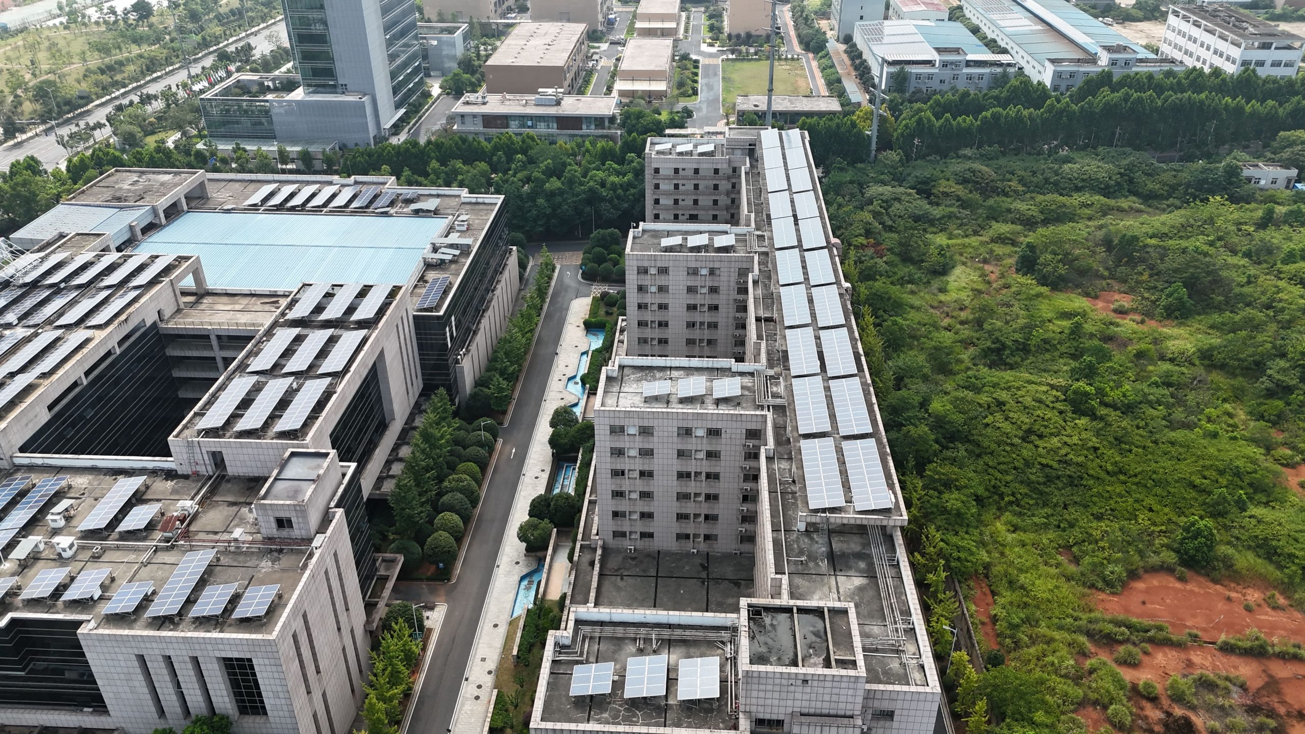 Toits avec panneaux solaires et espaces verts urbains