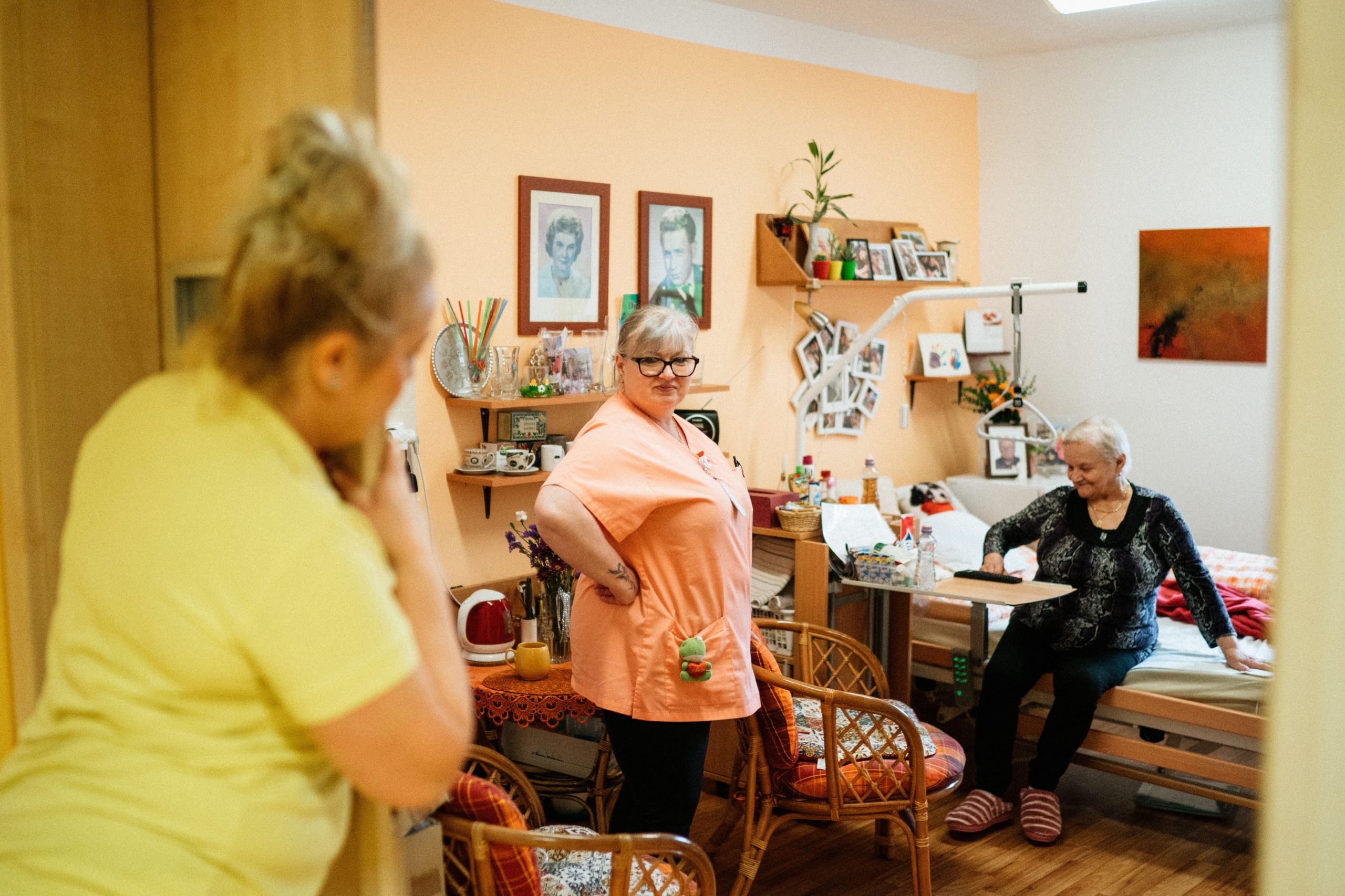 Soignants accompagnent femme agee maison retraite