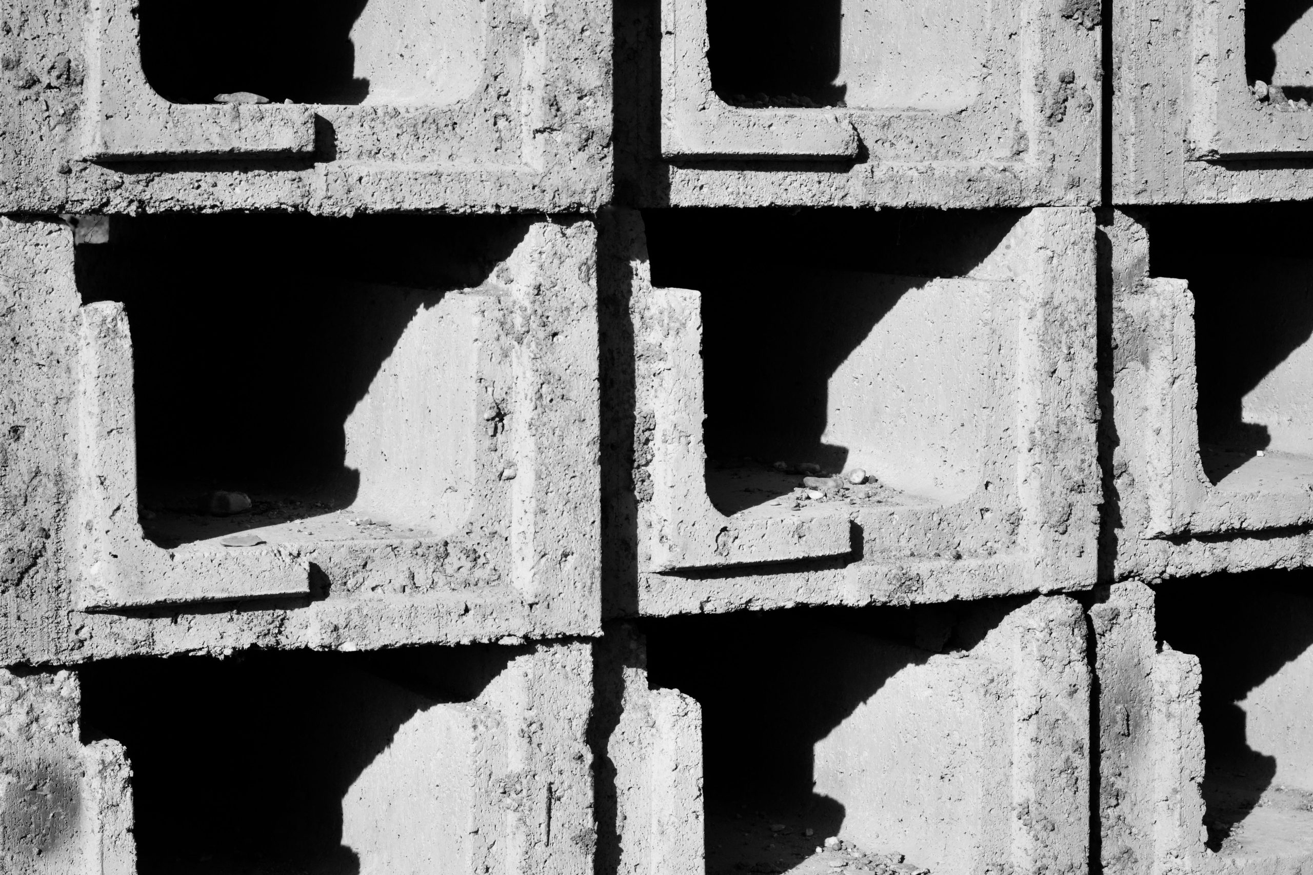 Blocs béton texturés sous le soleil