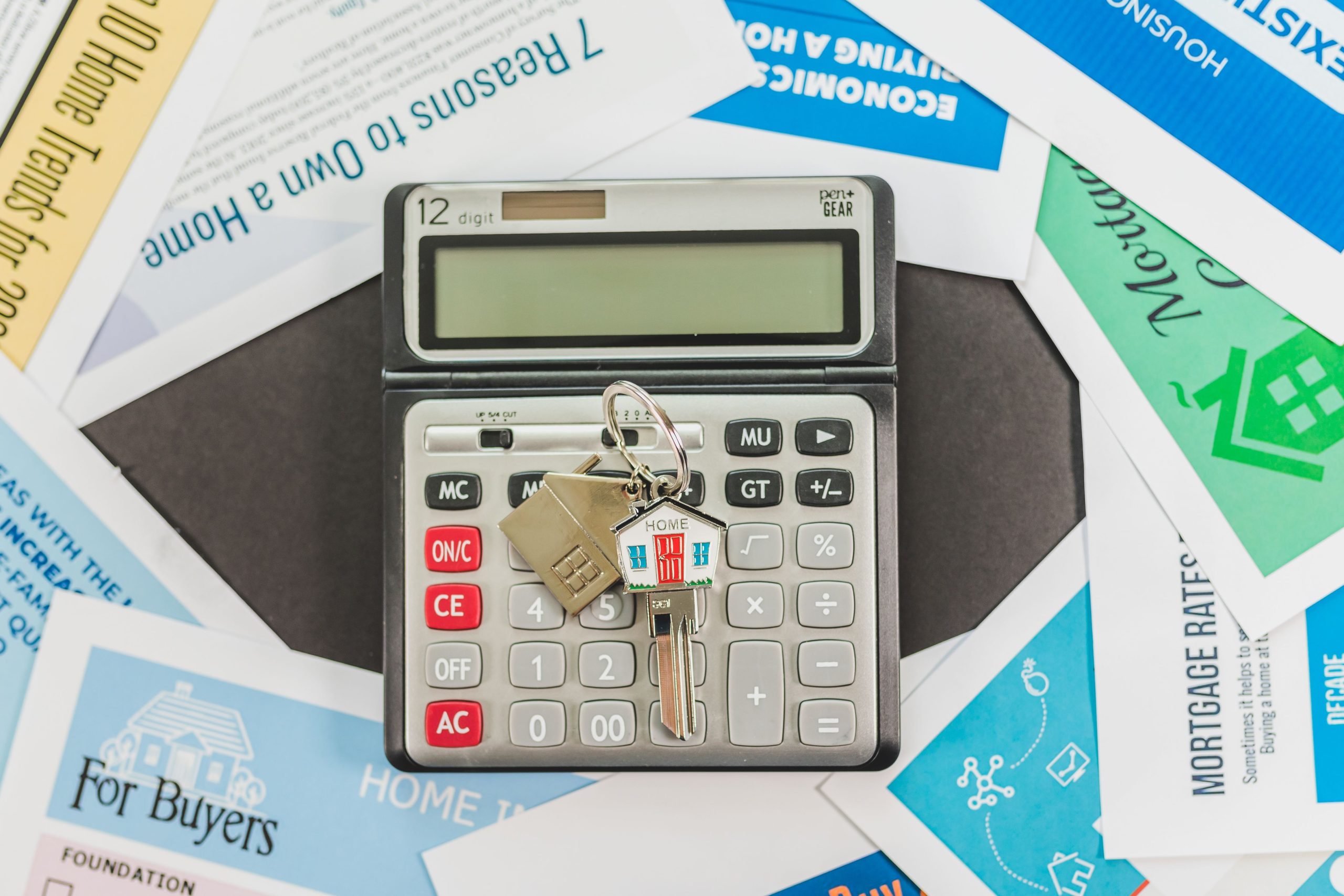 Calculatrice avec clés et documents immobiliers pour achat