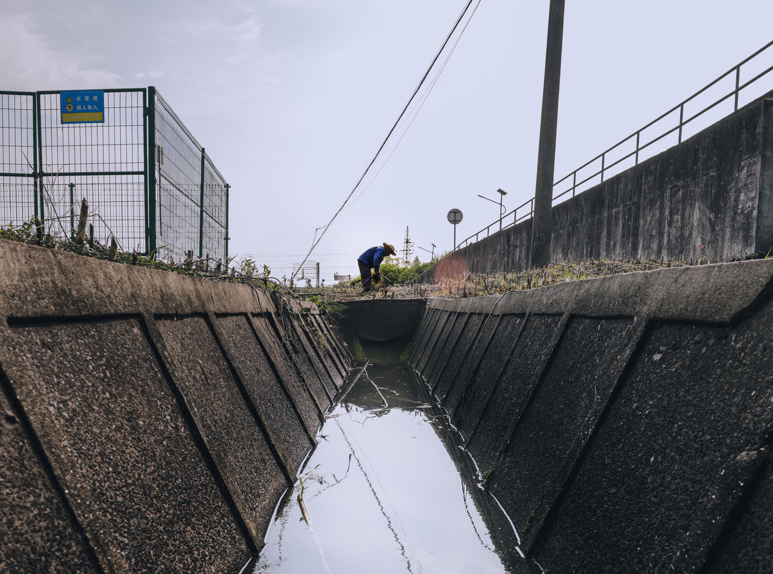 Ouvrier travaillant canal drainage installation