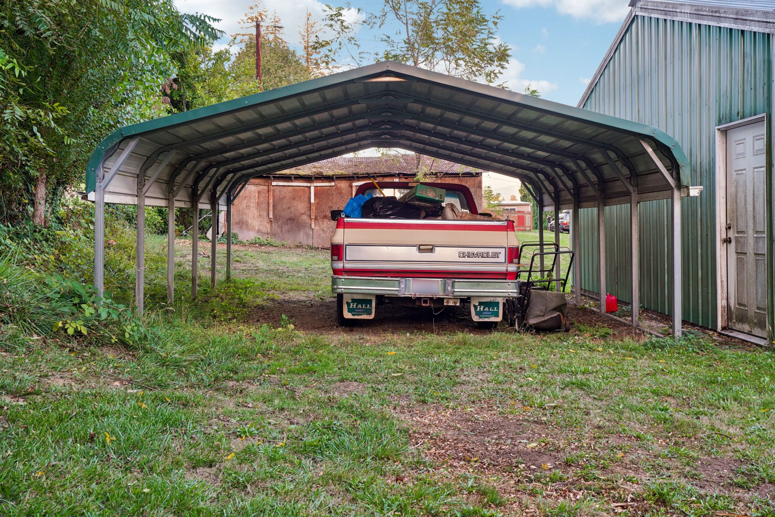 Camion chargé stationné sous carport métallique
