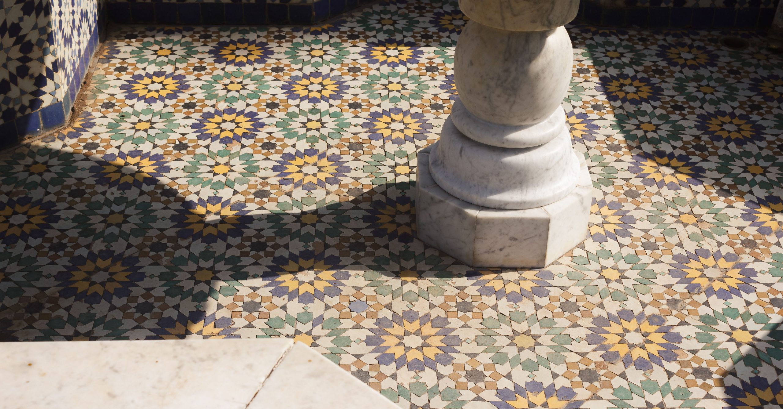 Carrelage traditionnel marocain colonne marbre