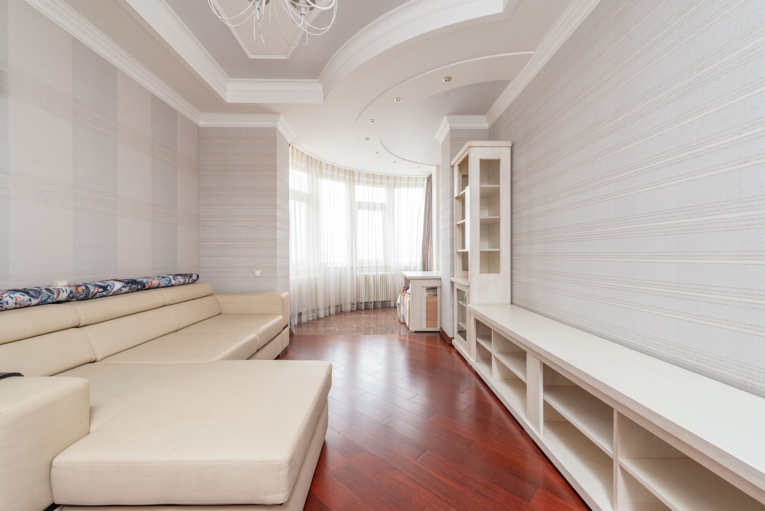Salon minimaliste moderne lumineux bois clair