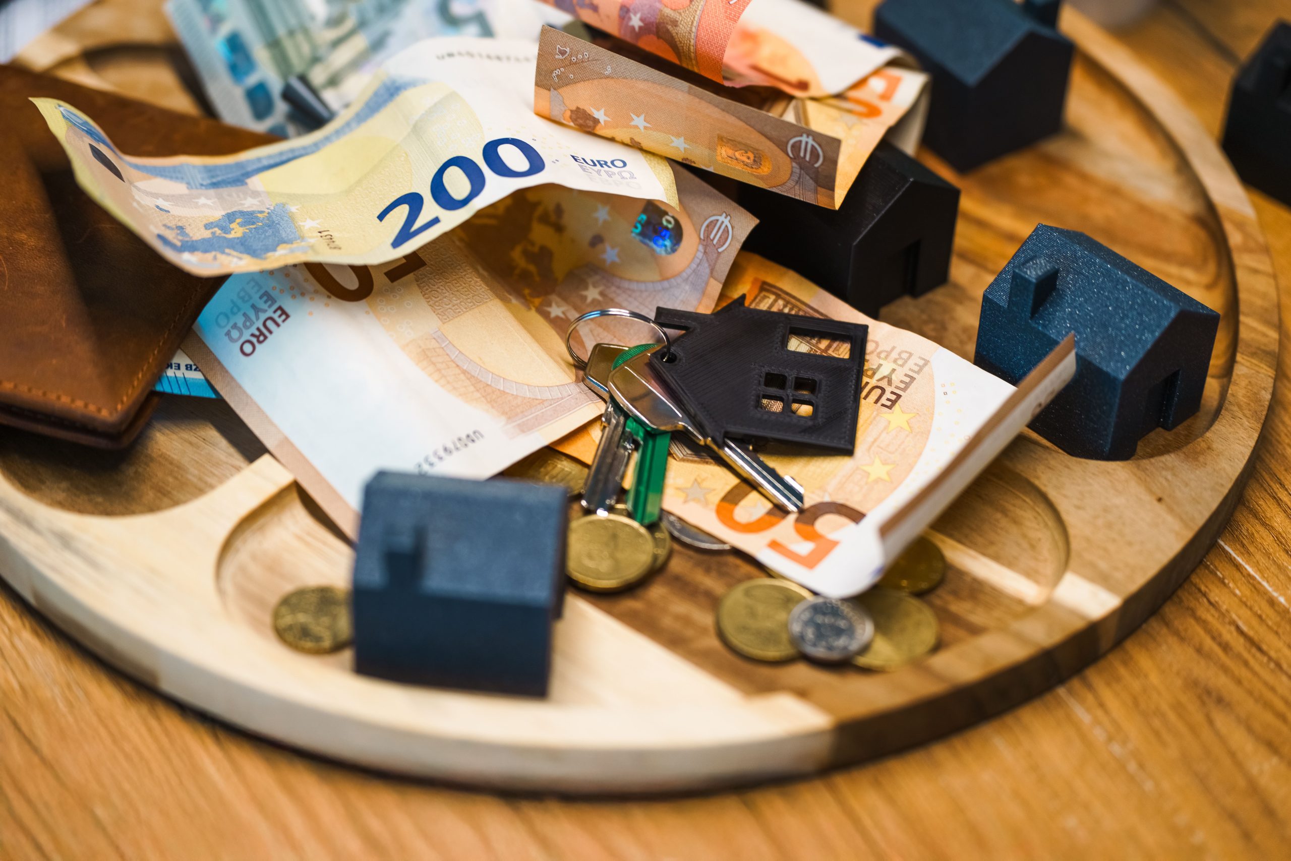 Euros, clés et petites maisons représentent finances immobilières