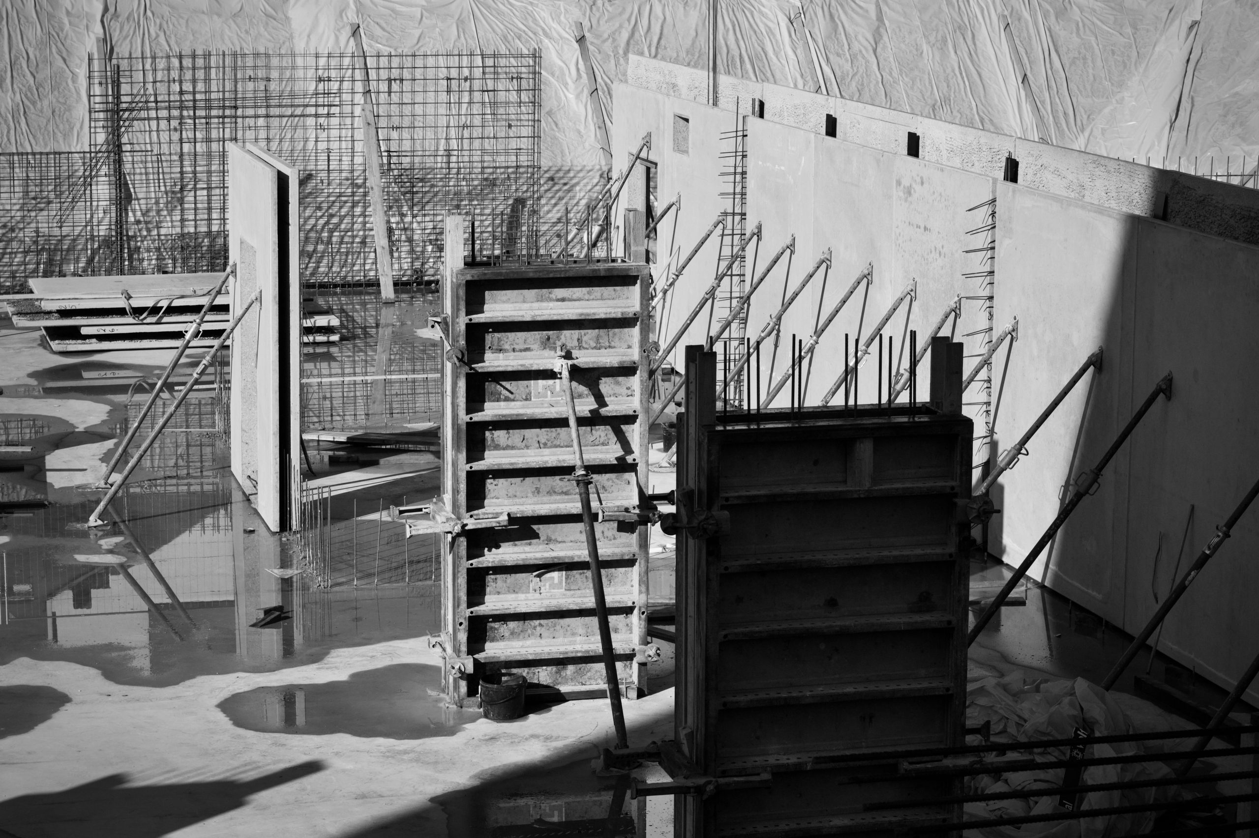 Coffrage béton et armatures métalliques chantier
