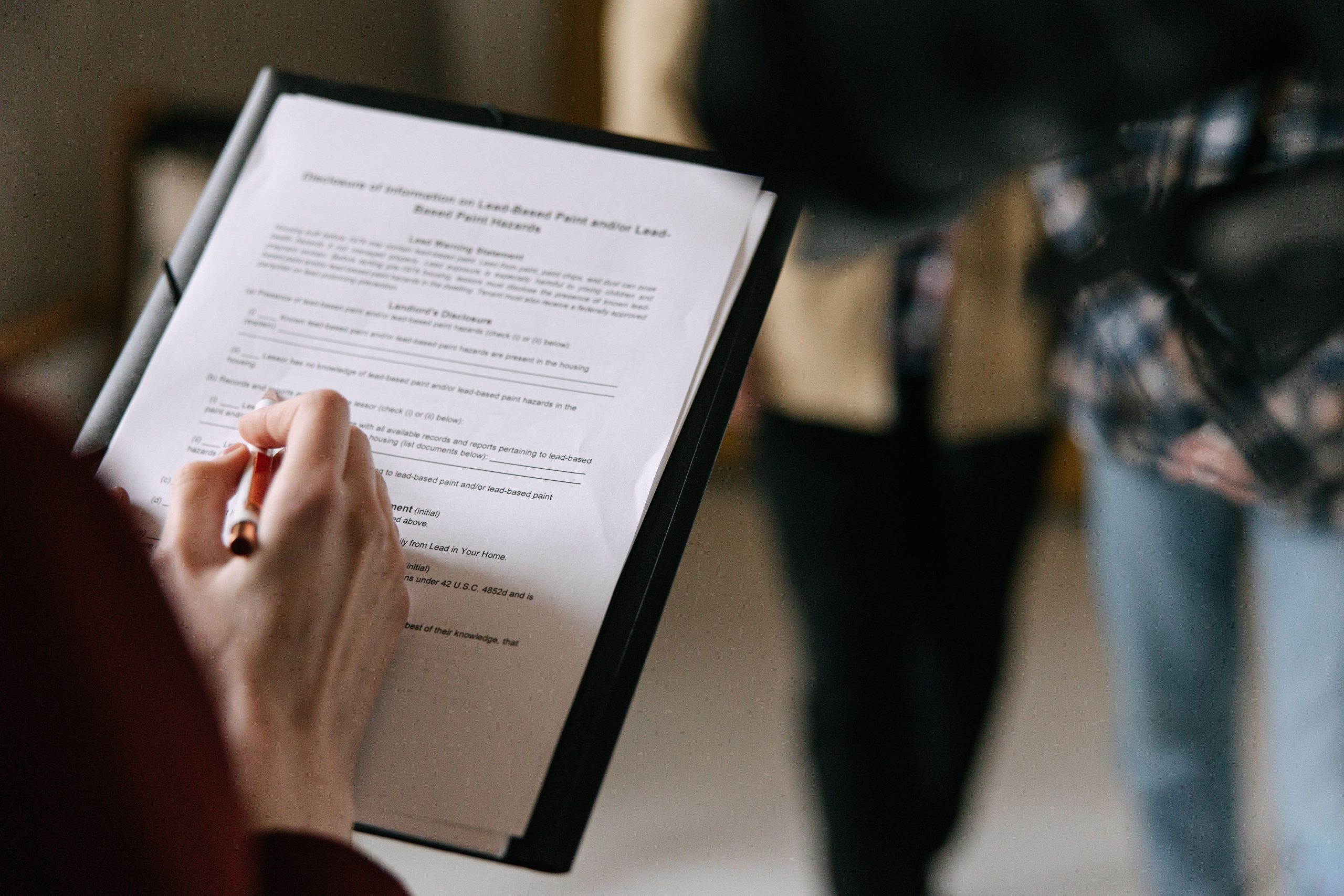 Couple examine documents immobiliers et prend notes