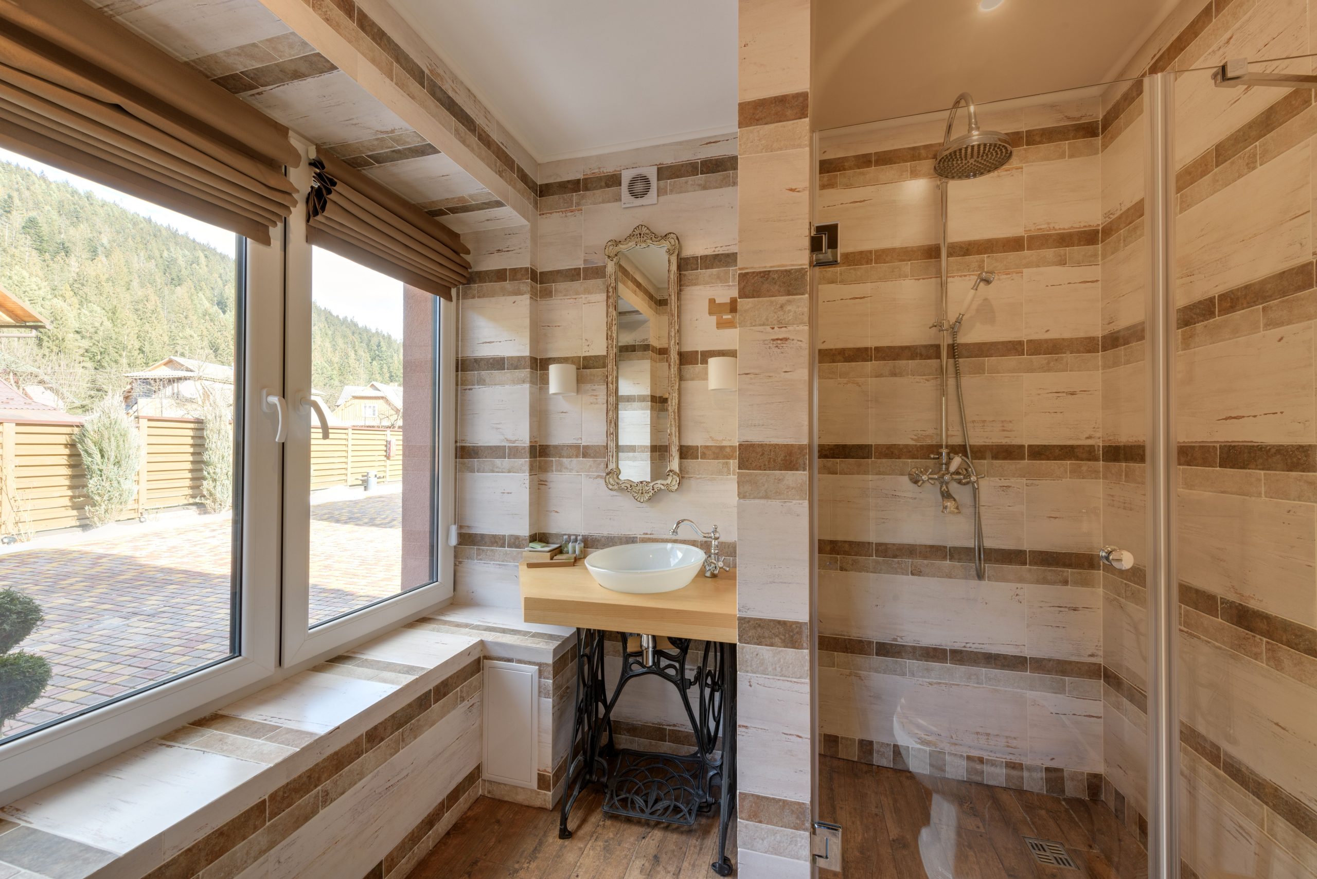 Salle de bain stylisee avec douche miroir et eclairage naturel