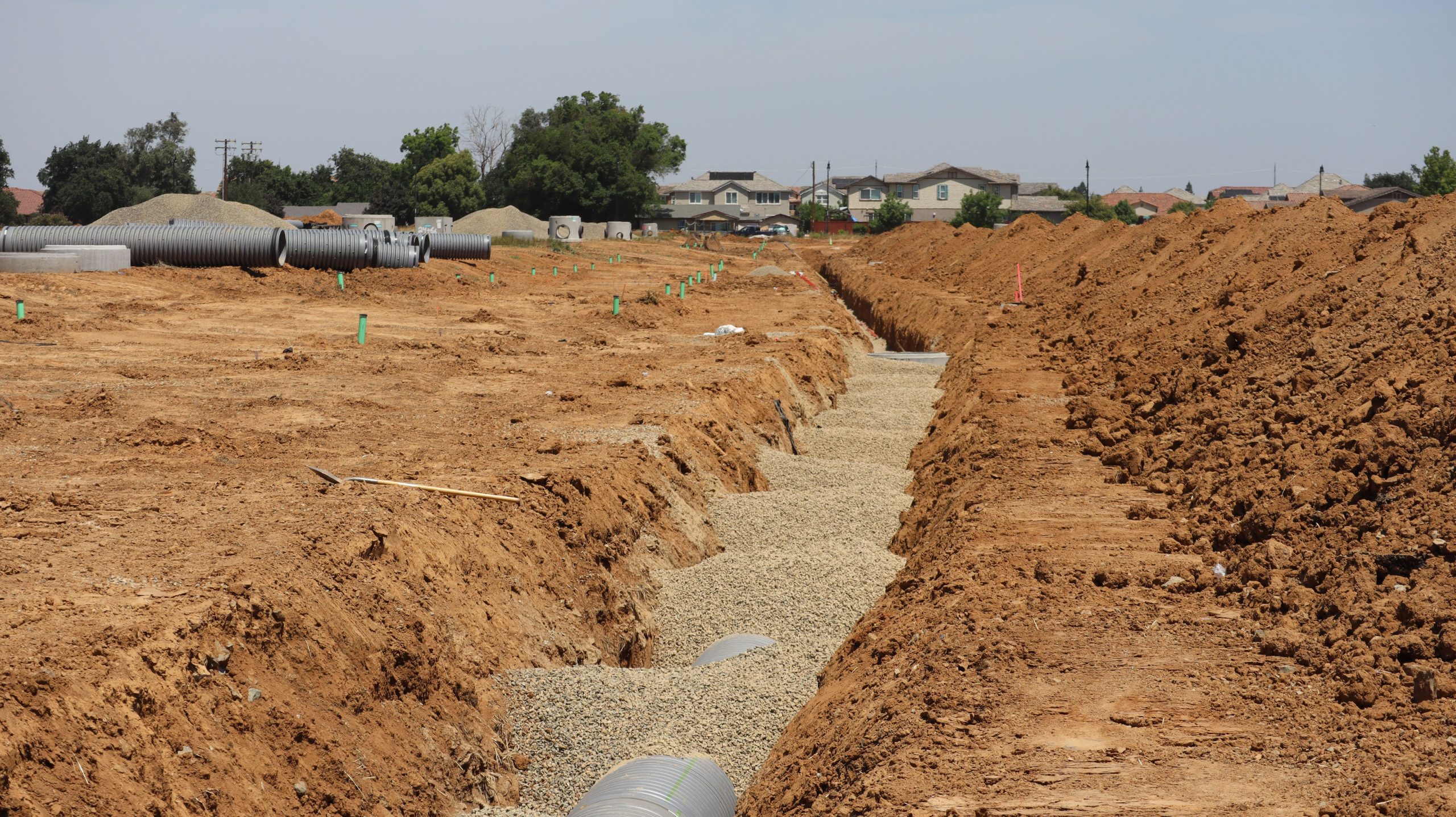 Vue large chantier tranchées tuyaux drainage