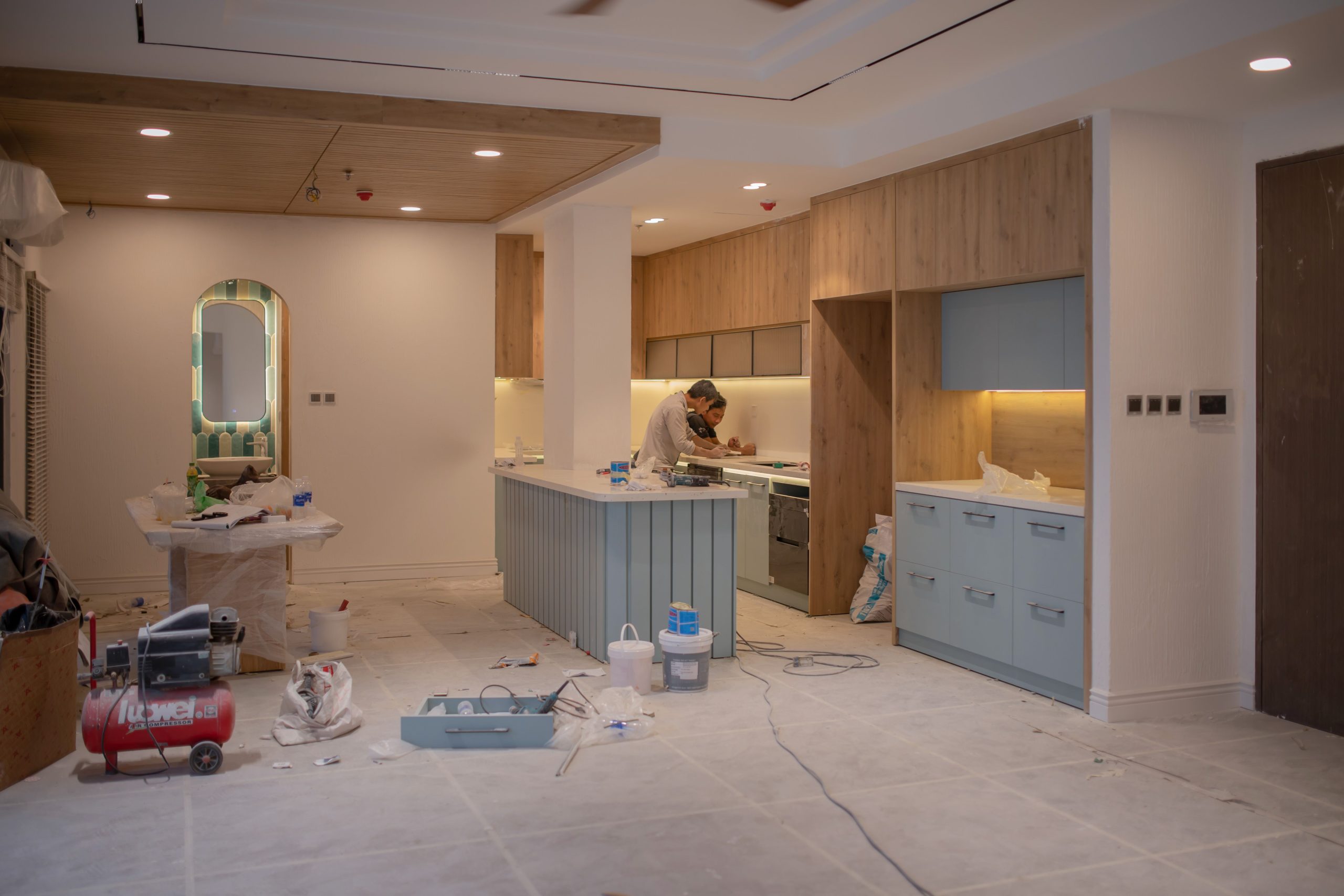 Cuisine moderne en rénovation avec ouvrier outils