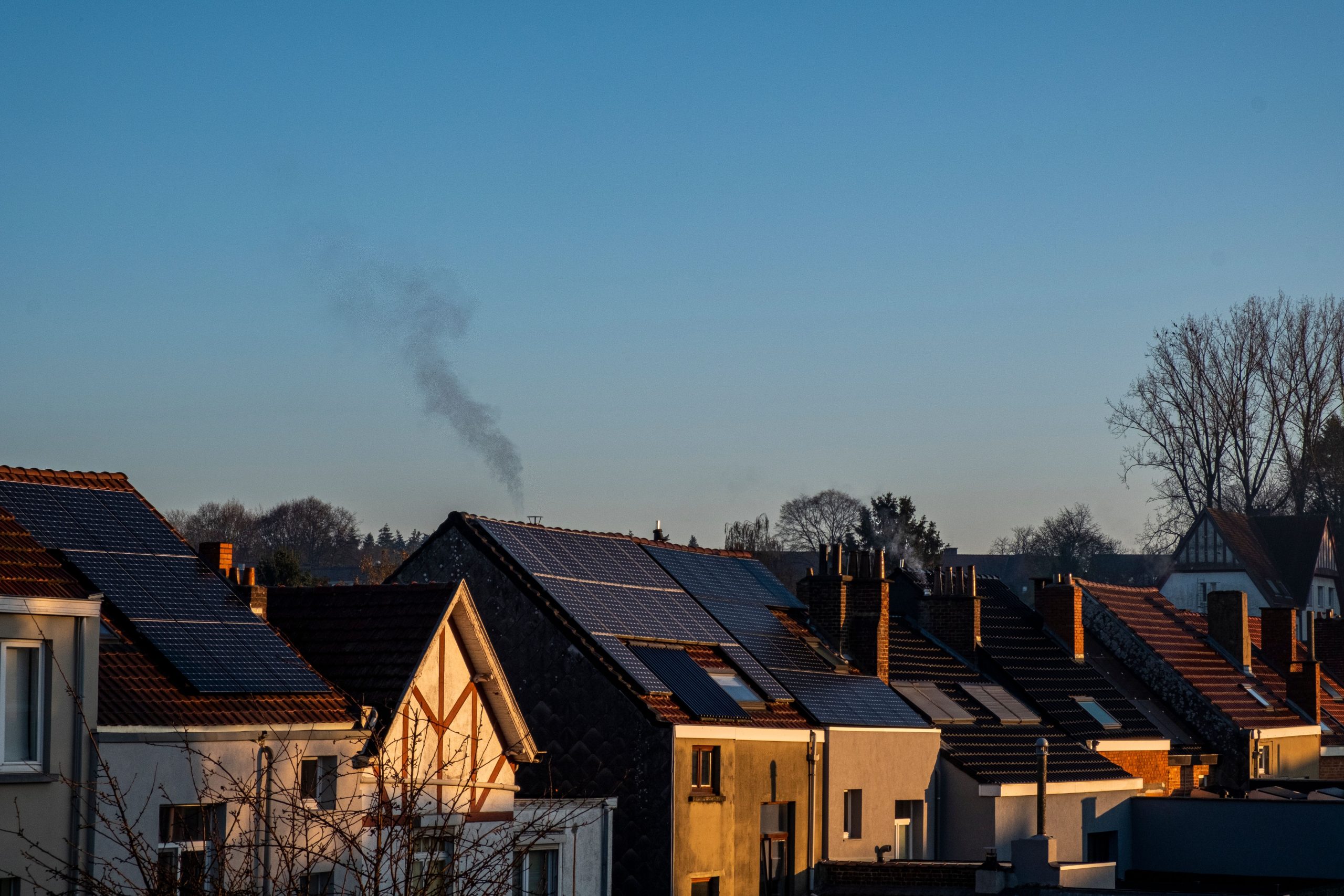 Rangée de maisons avec panneaux solaires toits