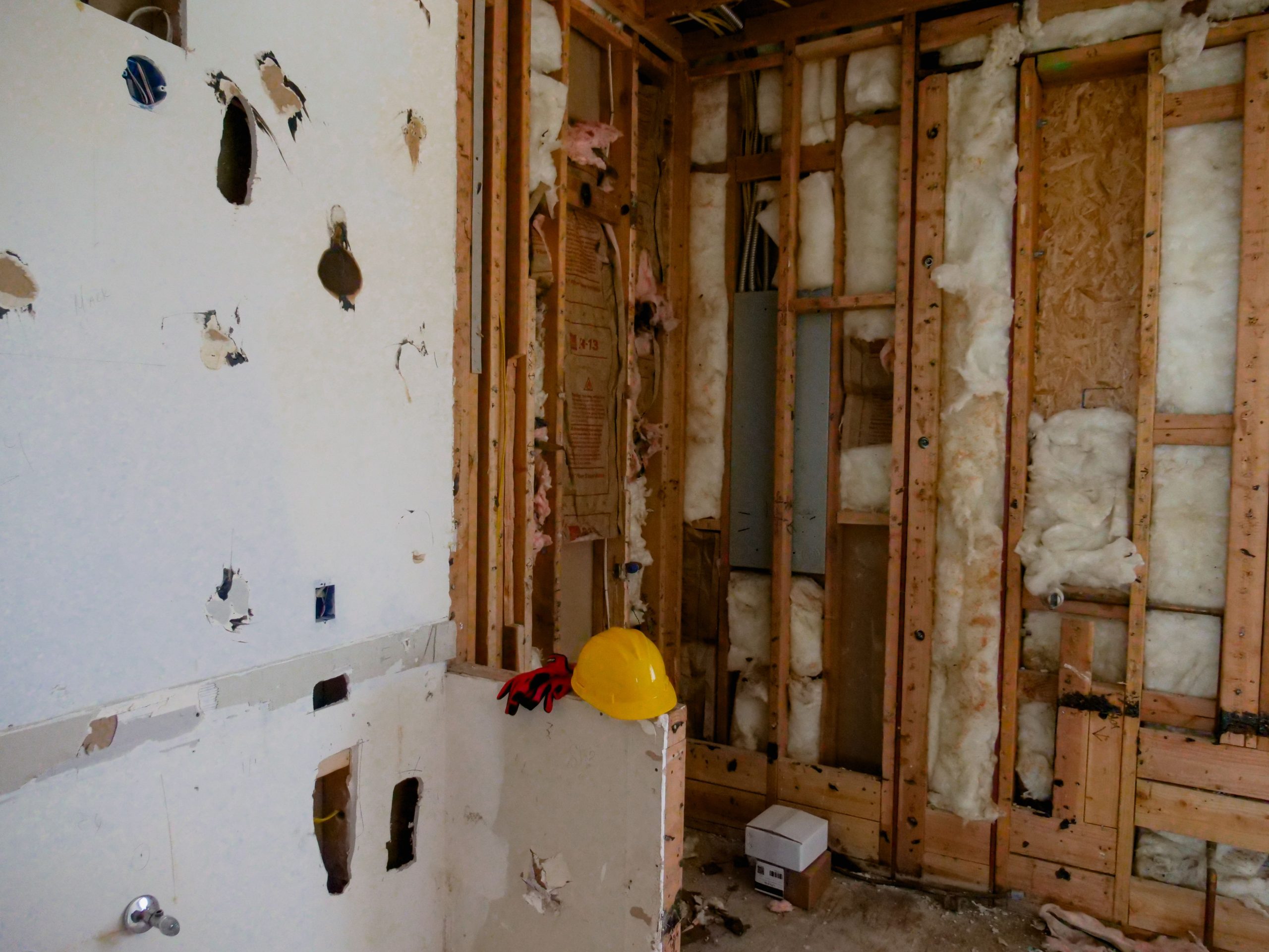 Intérieur en rénovation avec démolition des cloisons