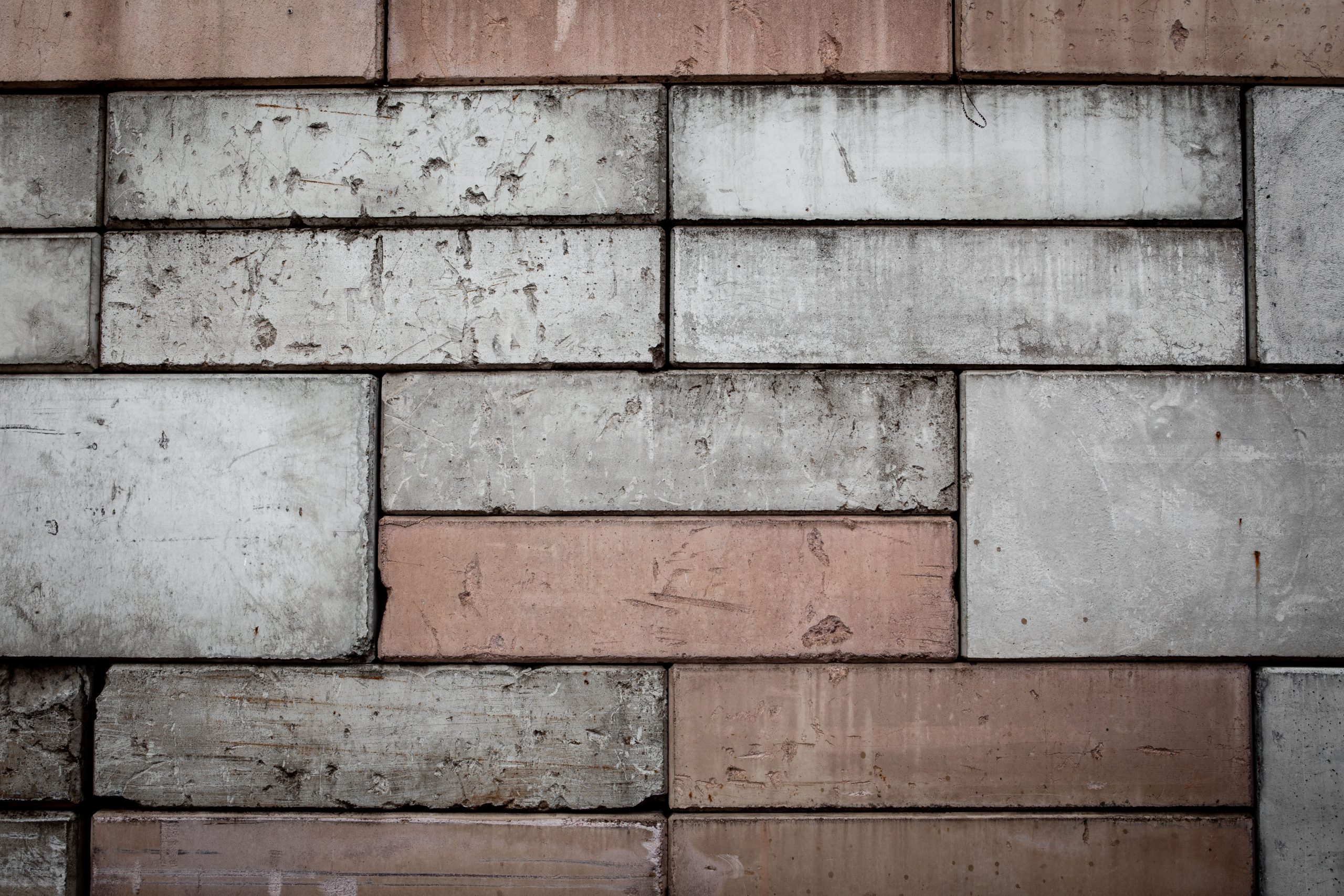 Mur texturé de briques et béton
