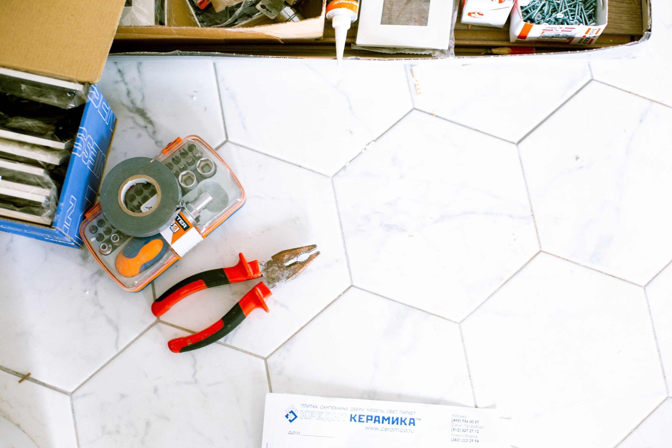 Outils rénovation maison sol carrelé blanc