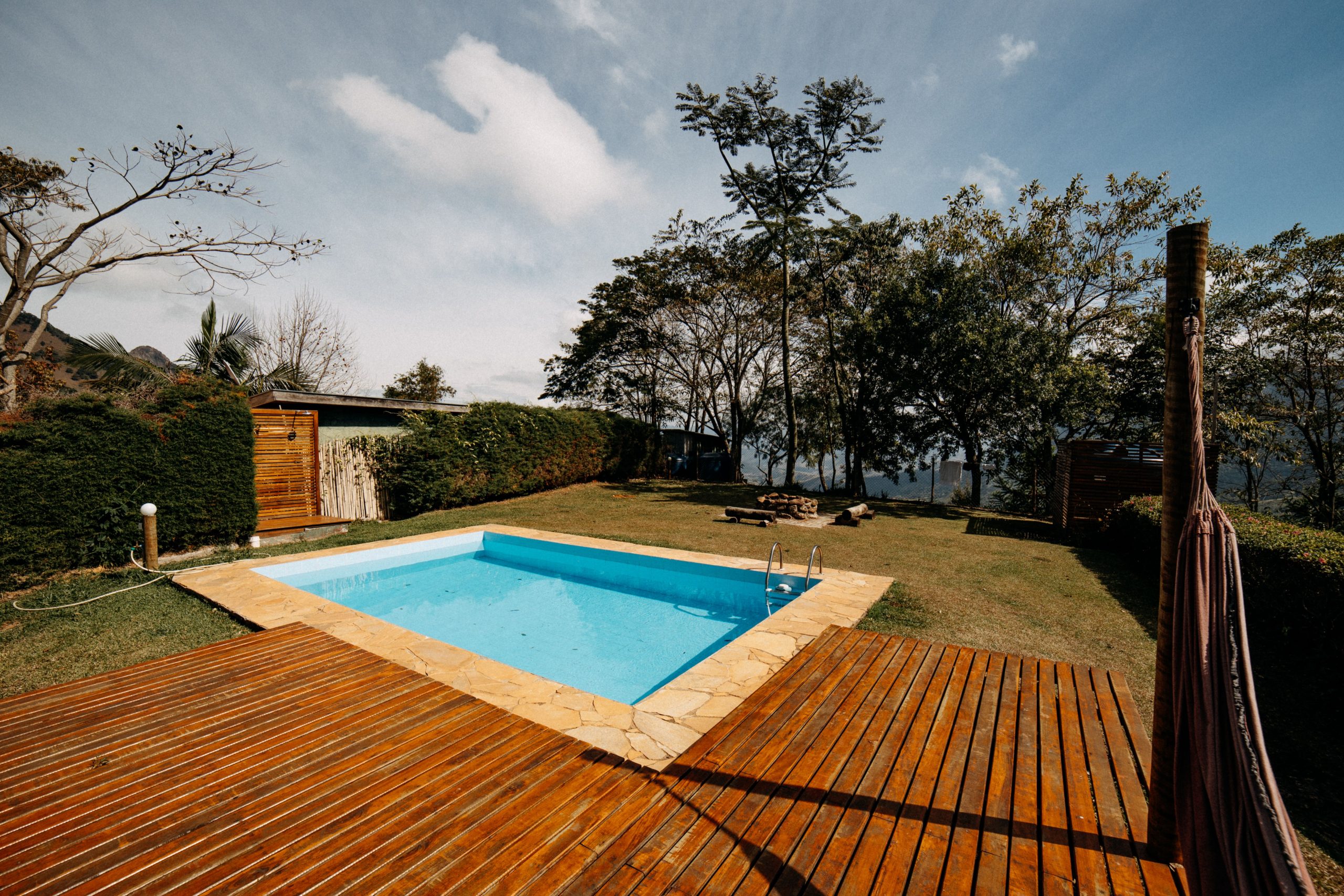 Comment aménager le tour d’une piscine sans se tromper ?