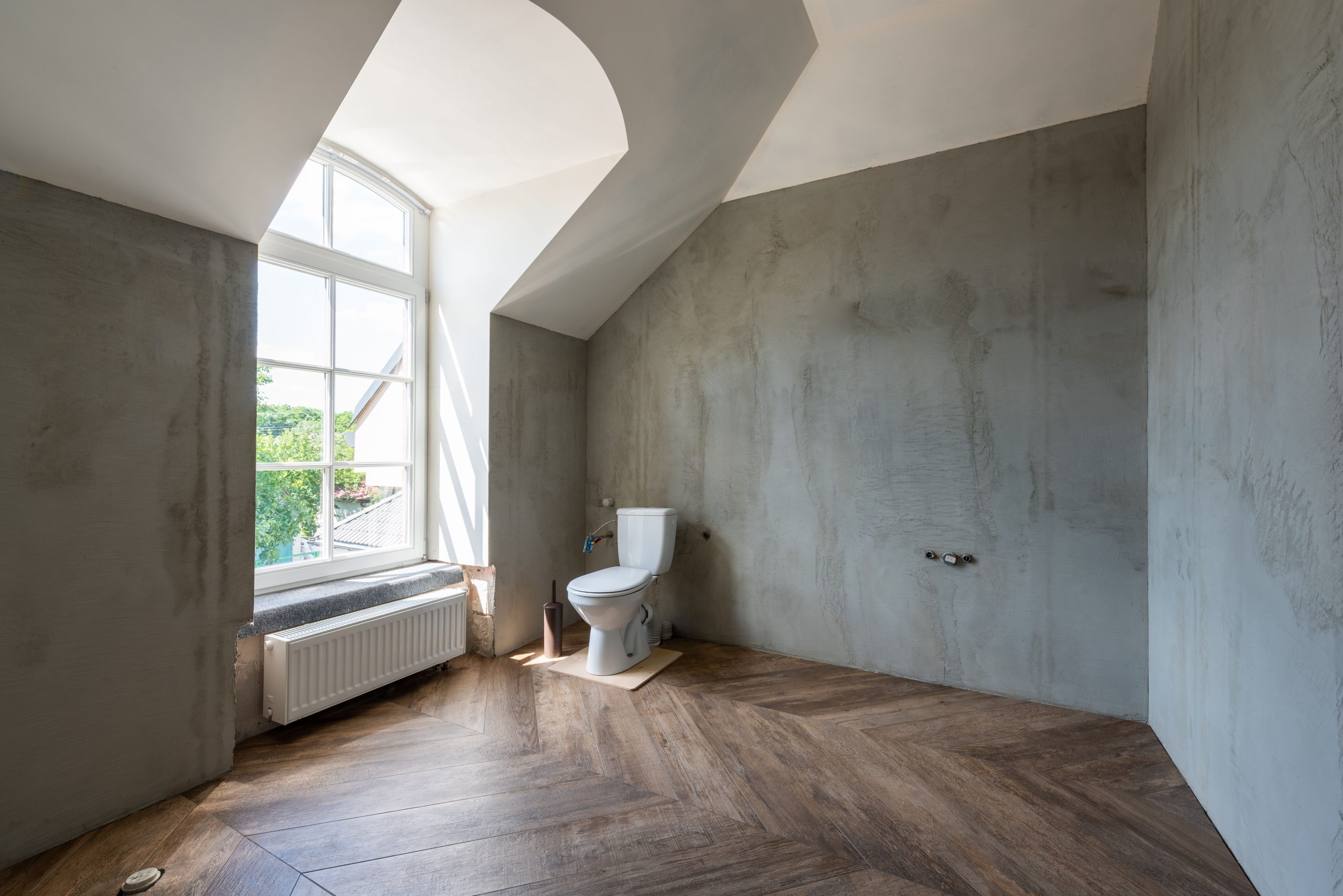 Salle de bain spacieuse lumineuse avec grande fenetre naturelle